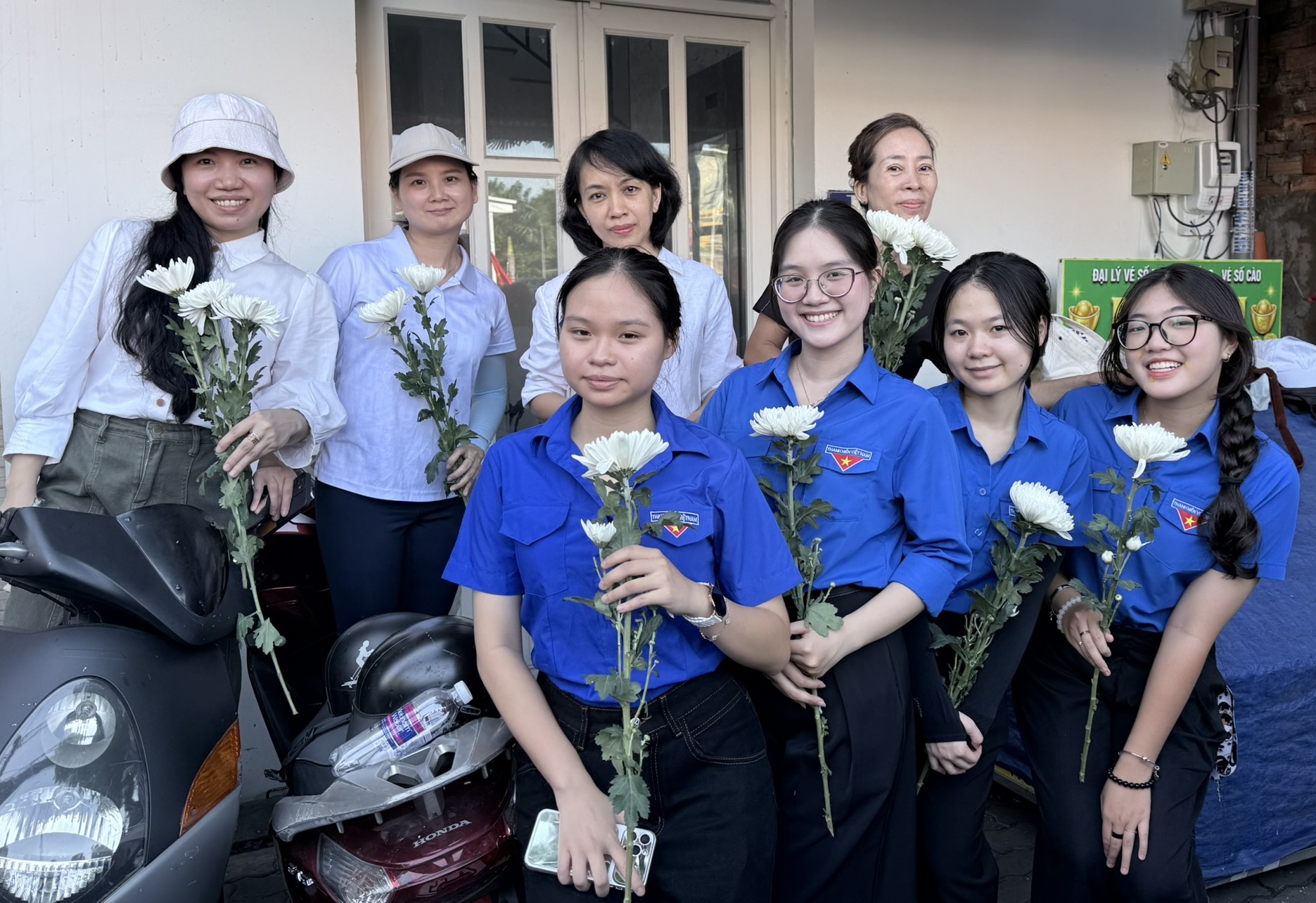 Những đóa hoa gửi tặng linh hồn liệt sĩ - Ảnh 6.
