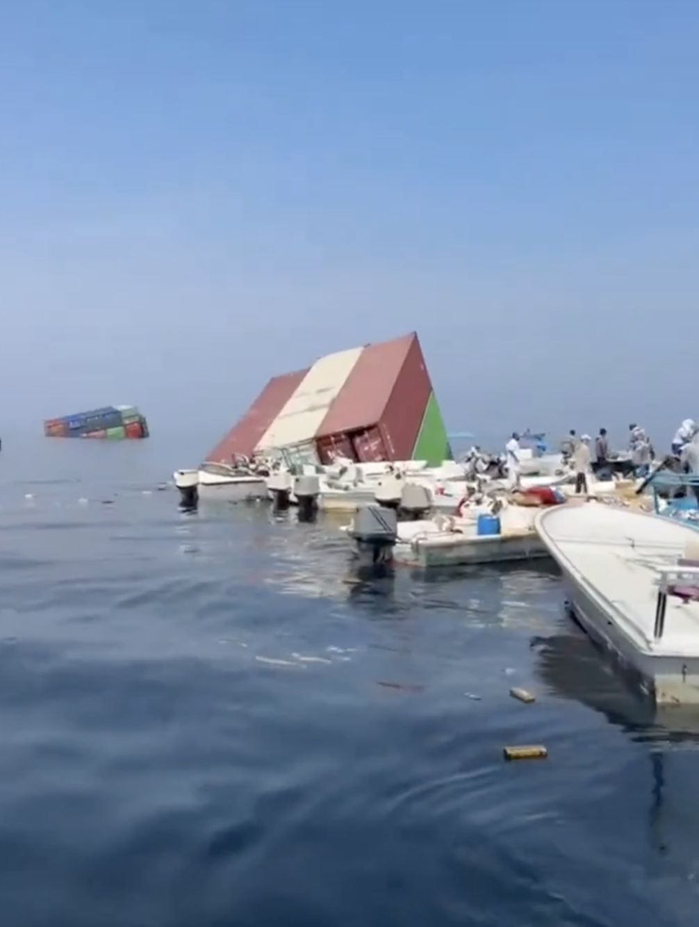 iPhone nổi lênh đênh trên eo biển Hormuz khi tàu hàng trúng thủy lôi, người dân đổ xô nhặt - Ảnh 1.
