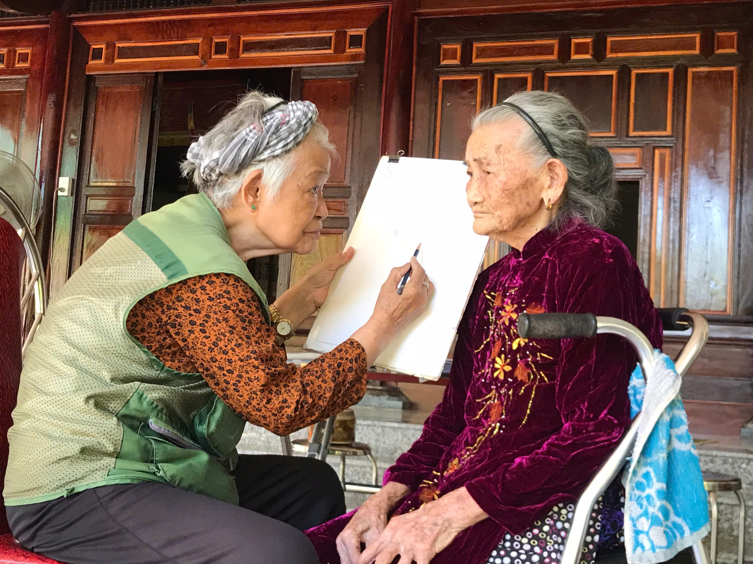 Đặng Ái Việt chạy đua với thời gian để lưu giữ chân dung các Mẹ Việt Nam Anh hùng - Ảnh 9.