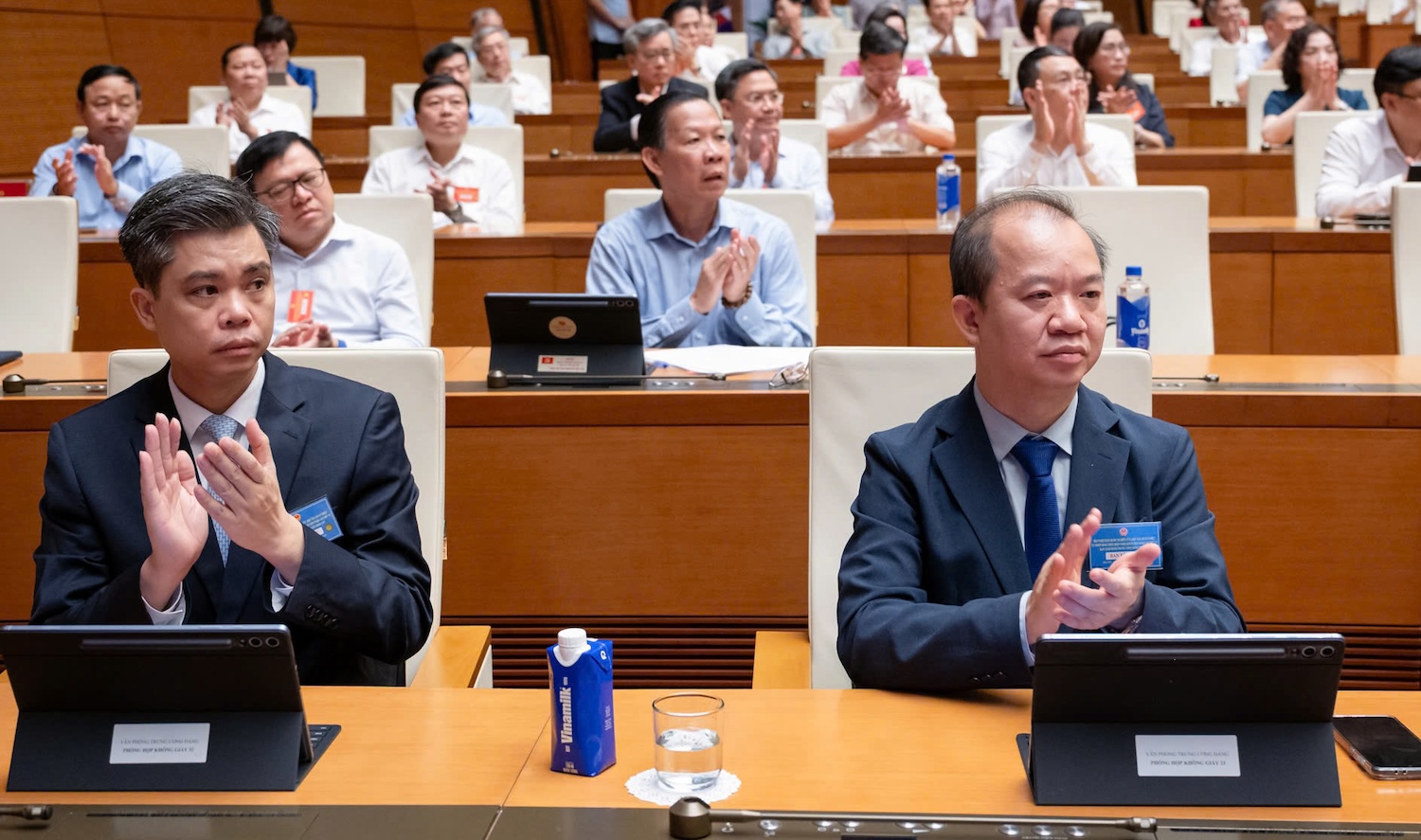 Trung ương đồng ý năm 2027 chi thường xuyên 2,06 triệu tỉ đồng, gồm chi cải cách tiền lương - Ảnh 3.