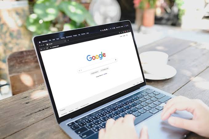 Lượt truy cập báo chí giảm 40%, Google điều chỉnh kết quả tìm kiếm AI - Ảnh 1.