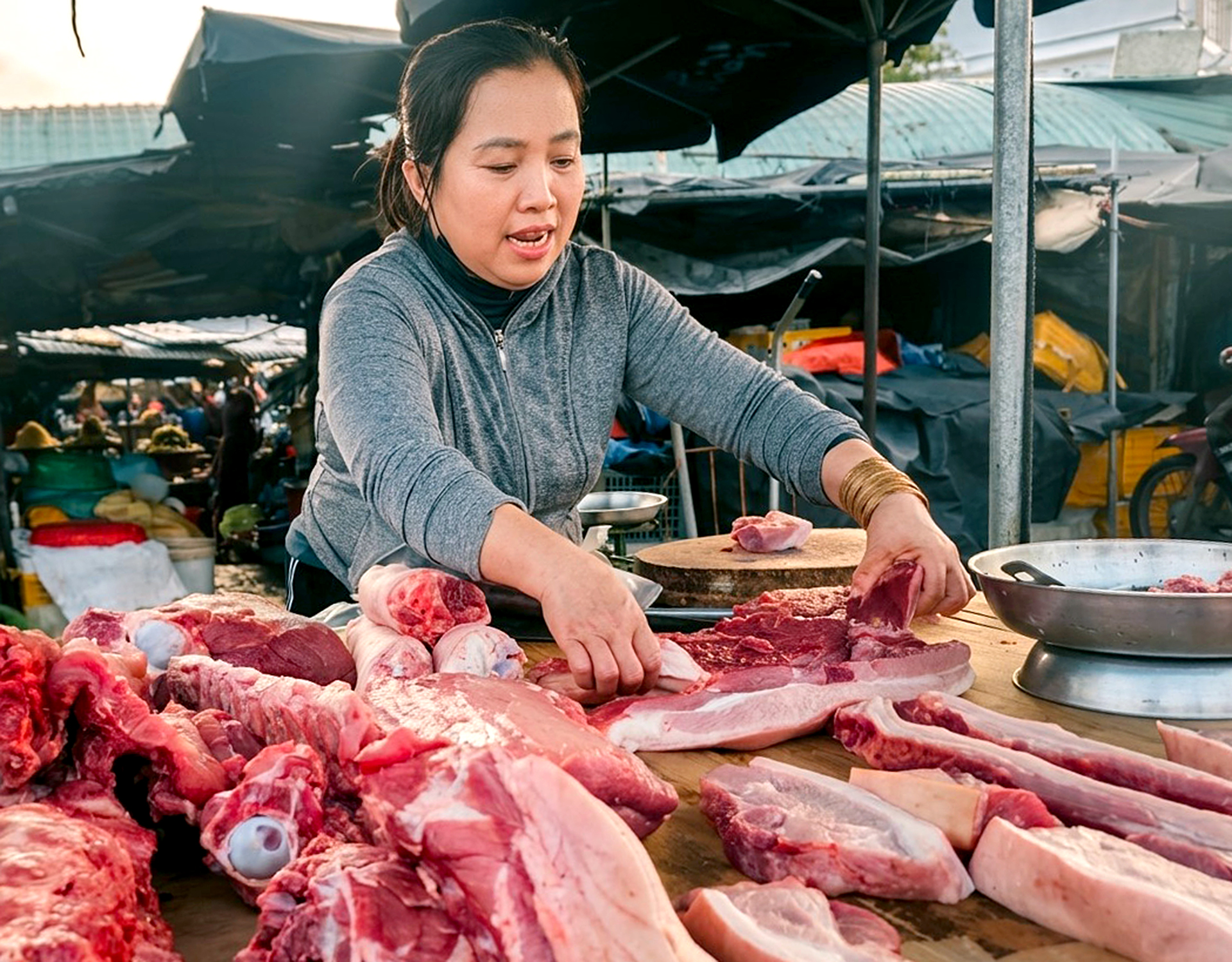 Giá cả đầu ngày: Giá heo hơi lao dốc, sầu riêng tăng giá cuối vụ - Ảnh 2.