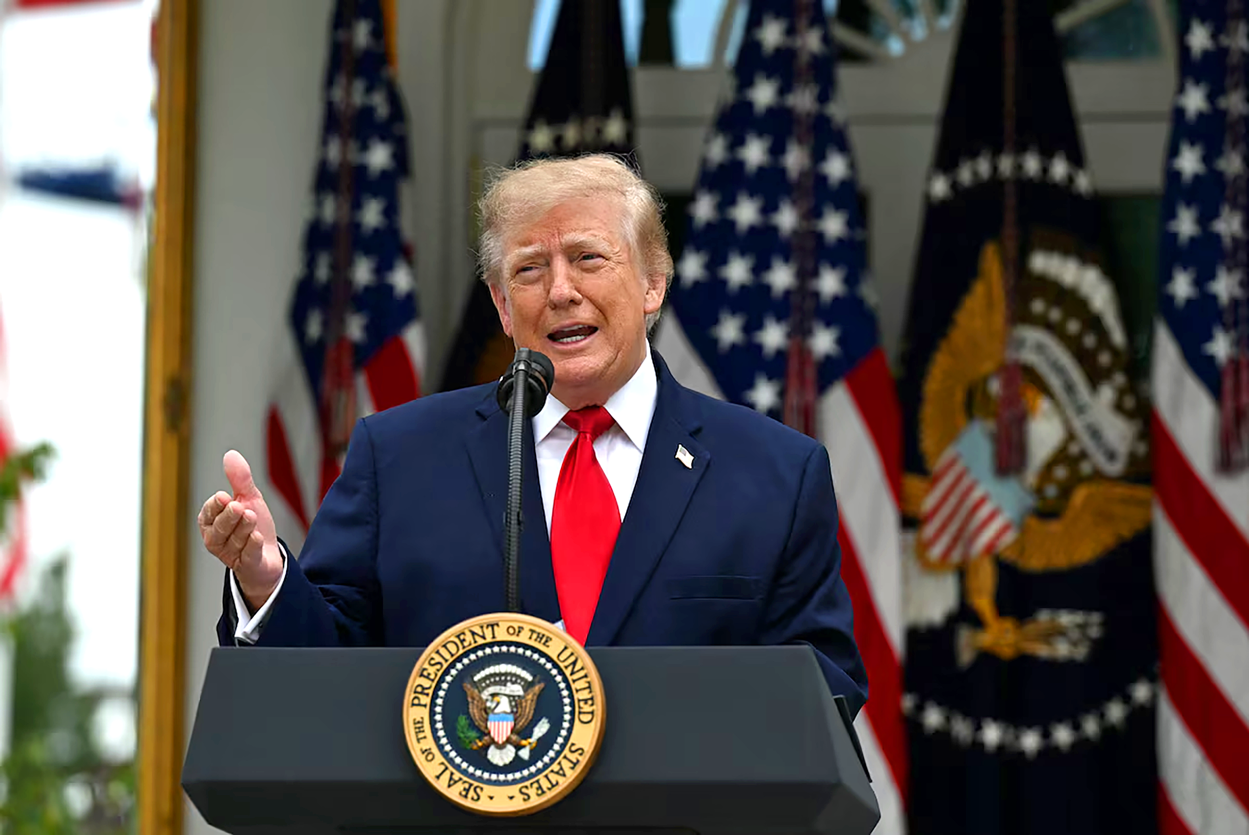 Ông Trump cảnh báo tấn công 'pháo đài hạt nhân' ngầm của Iran - Ảnh 1.