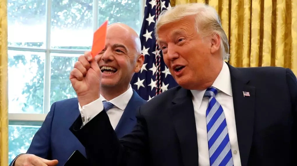 FIFA sửa luật sau tranh cãi thẻ đỏ được ông Trump xin xem xét - Ảnh 2.