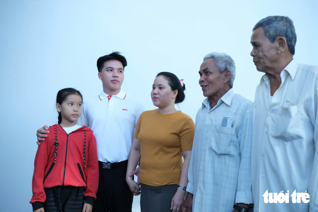 Tặng 50 triệu cho nữ SV chăm mẹ liệt mỗi ngày và 50 triệu cho nữ SV đi tìm mẹ tâm thần mỗi tối - Ảnh 20.