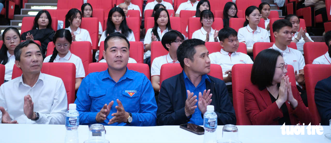 Tặng 50 triệu cho nữ SV chăm mẹ liệt mỗi ngày và 50 triệu cho nữ SV đi tìm mẹ tâm thần mỗi tối - Ảnh 2.