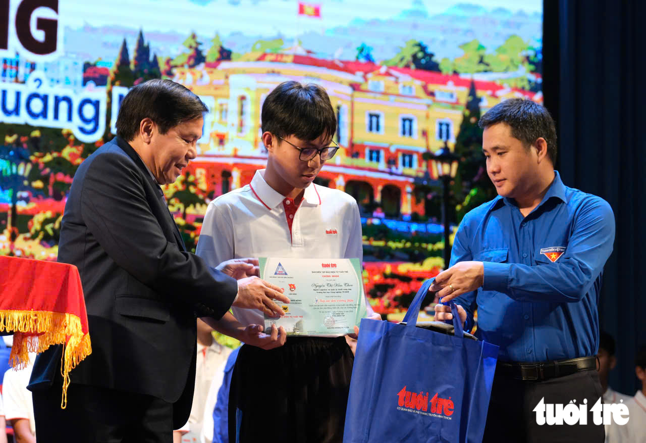Tặng 50 triệu cho nữ SV chăm mẹ liệt mỗi ngày và 50 triệu cho nữ SV đi tìm mẹ tâm thần mỗi tối - Ảnh 24.