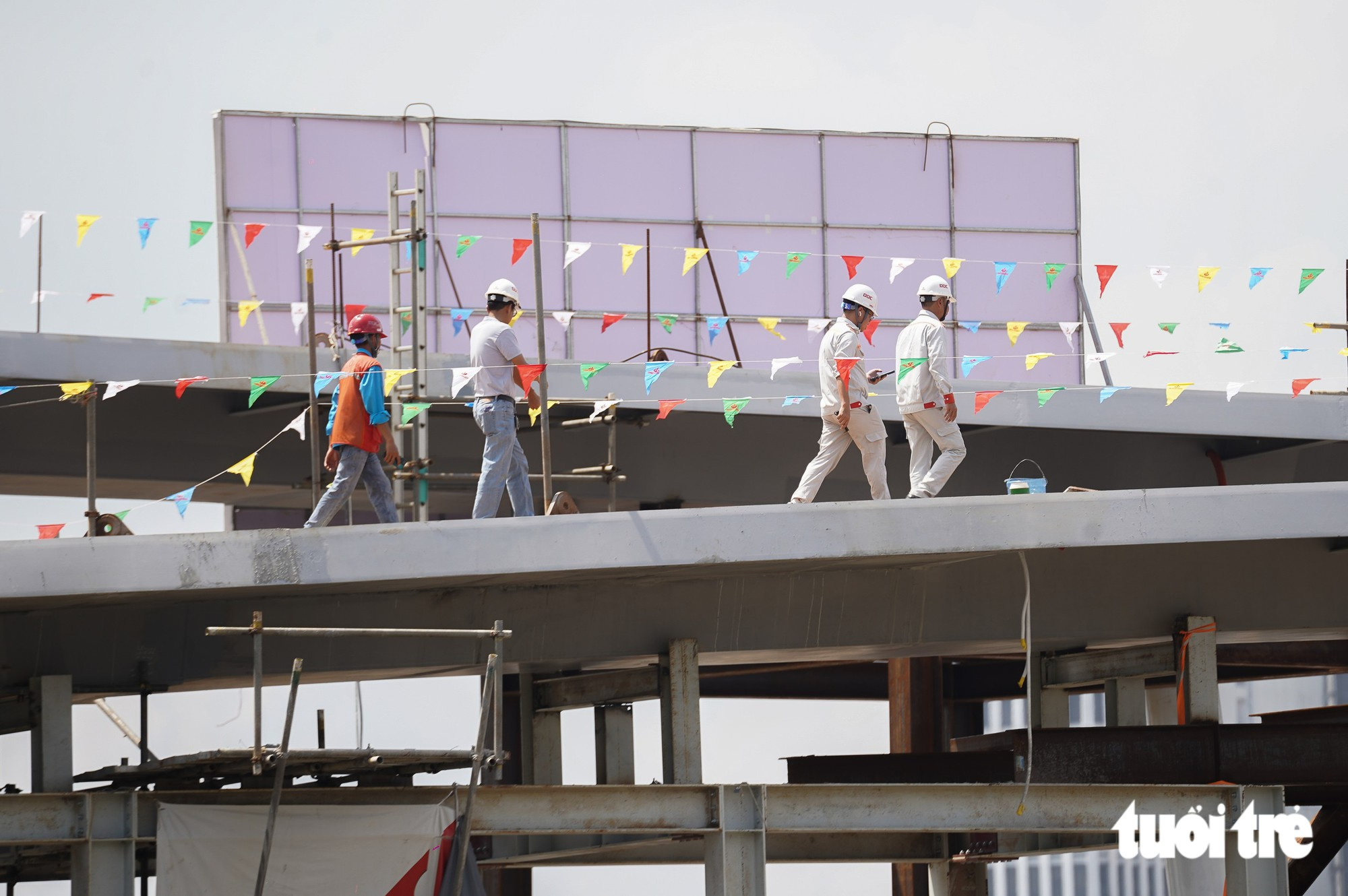 Ngắm công trình cầu đi bộ qua sông Sài Gòn giữa trung tâm TP.HCM chờ lai dắt nhịp chính về hợp long - Ảnh 9.