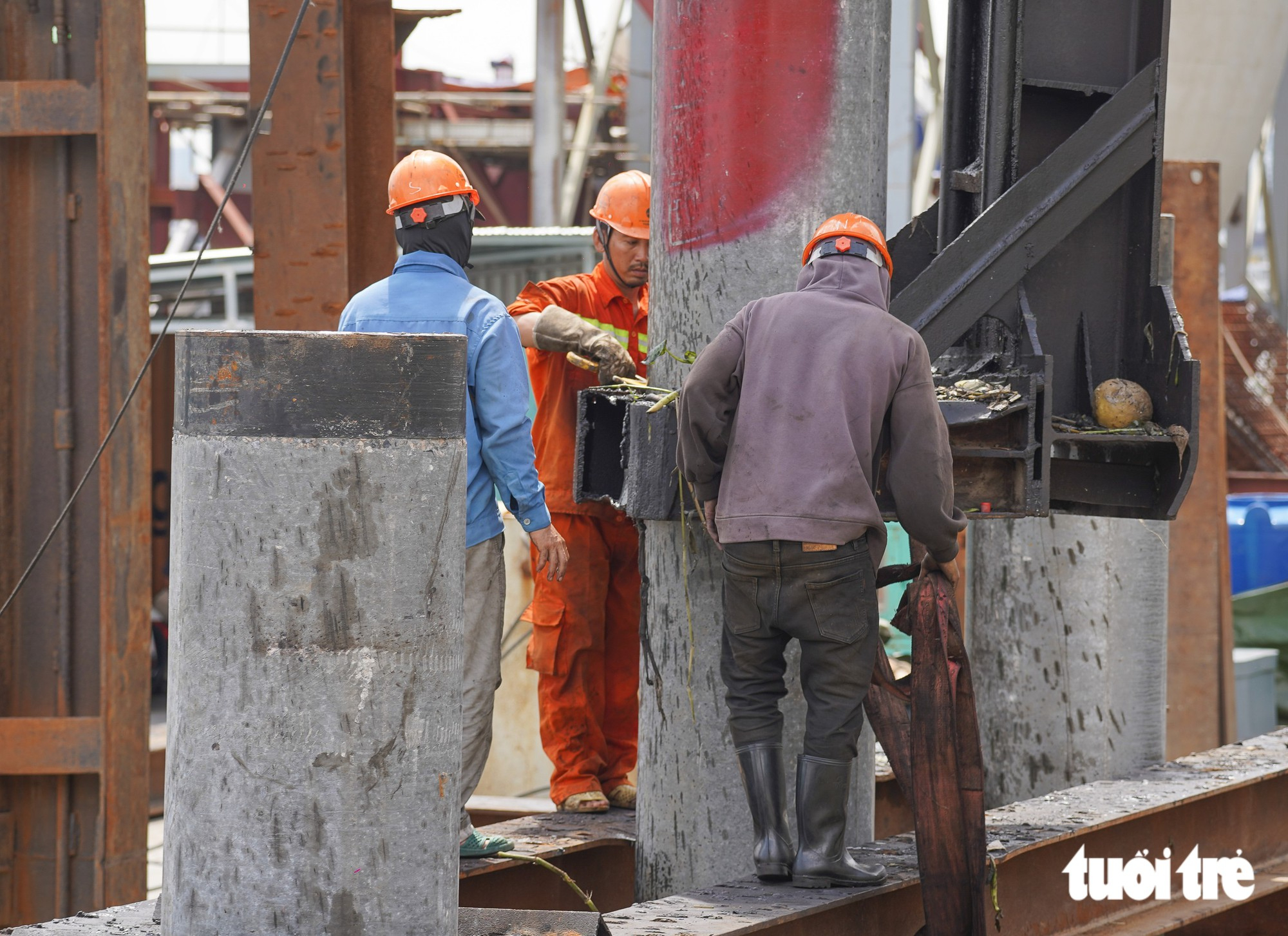Ngắm công trình cầu đi bộ qua sông Sài Gòn giữa trung tâm TP.HCM chờ lai dắt nhịp chính về hợp long - Ảnh 10.
