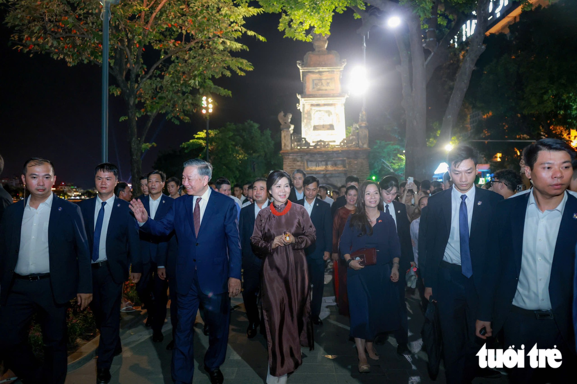 Tổng Bí thư, Chủ tịch nước Tô Lâm tặng tò he cho Tổng thống Thụy Sĩ - Ảnh 3.