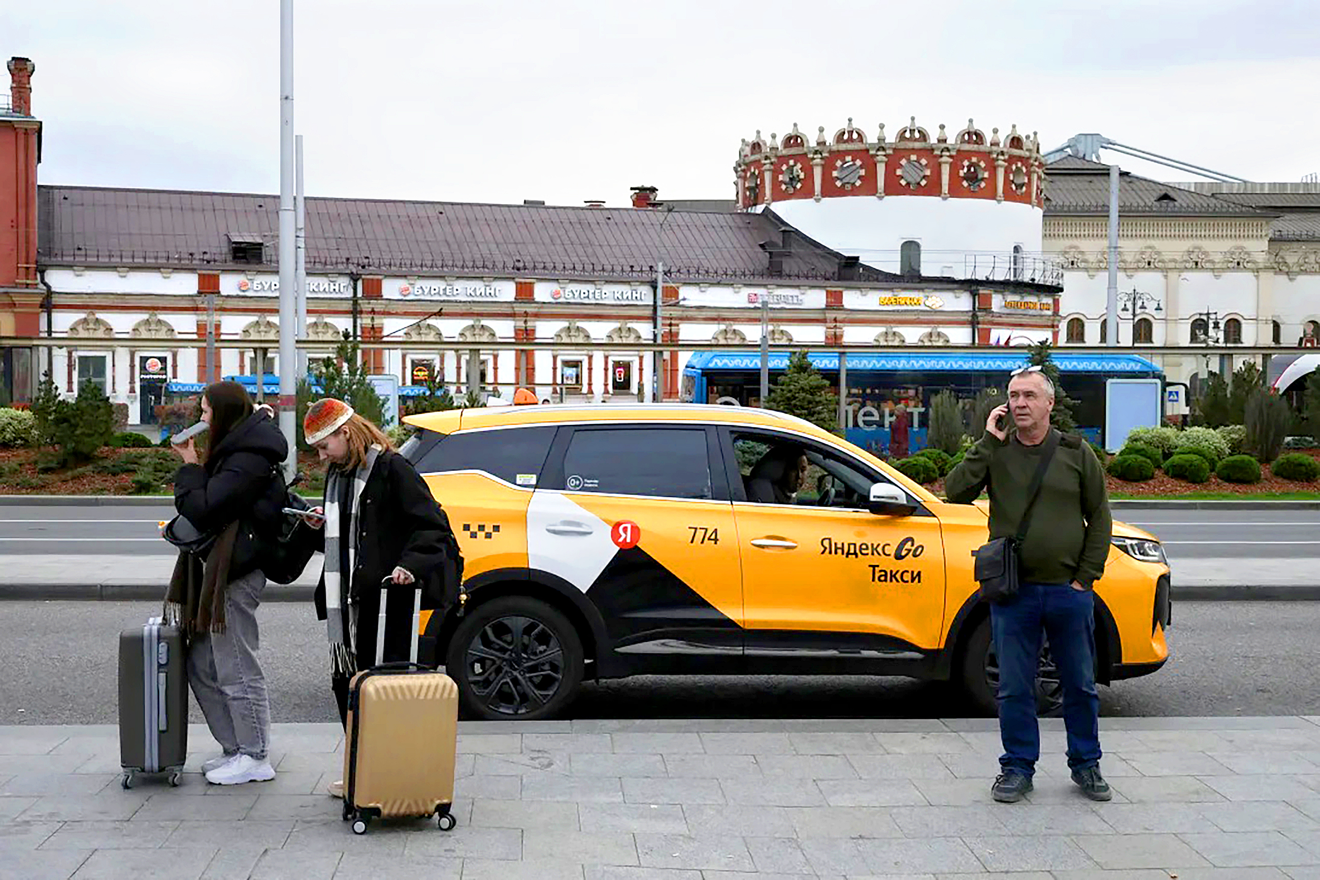 'Google của Nga' bị tấn công, kết nối Starlink bị chặn: Chiến sự Nga - Ukraine lan sang mặt trận mới - Ảnh 1.