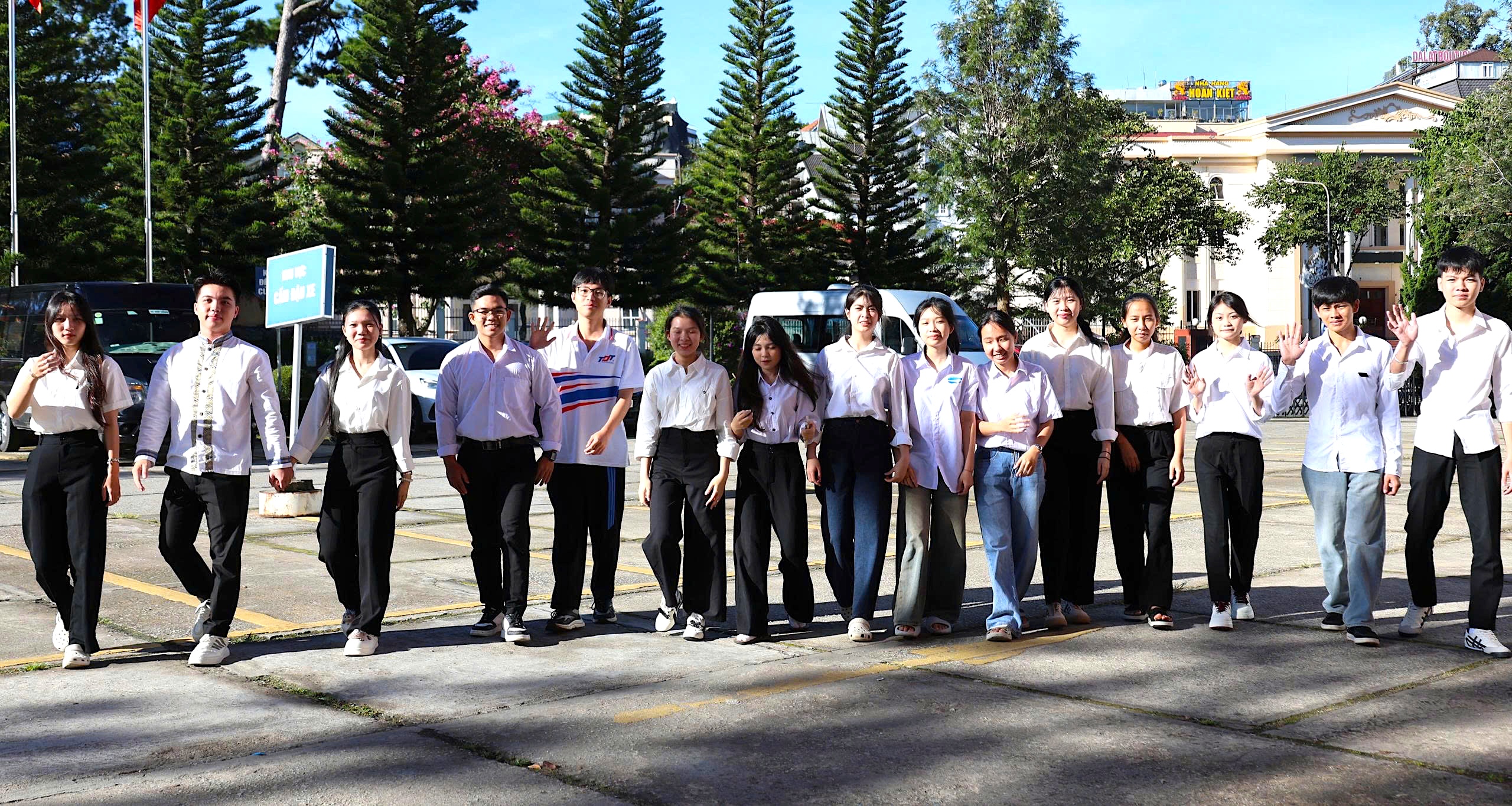 Đà Lạt ngàn hoa chào đón 120 tân sinh viên về nhận học bổng Tiếp sức đến trường - Ảnh 6.