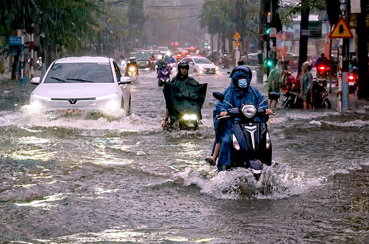 Thời tiết hôm nay 18-10: Nam Bộ chiều mưa to - Ảnh 1.