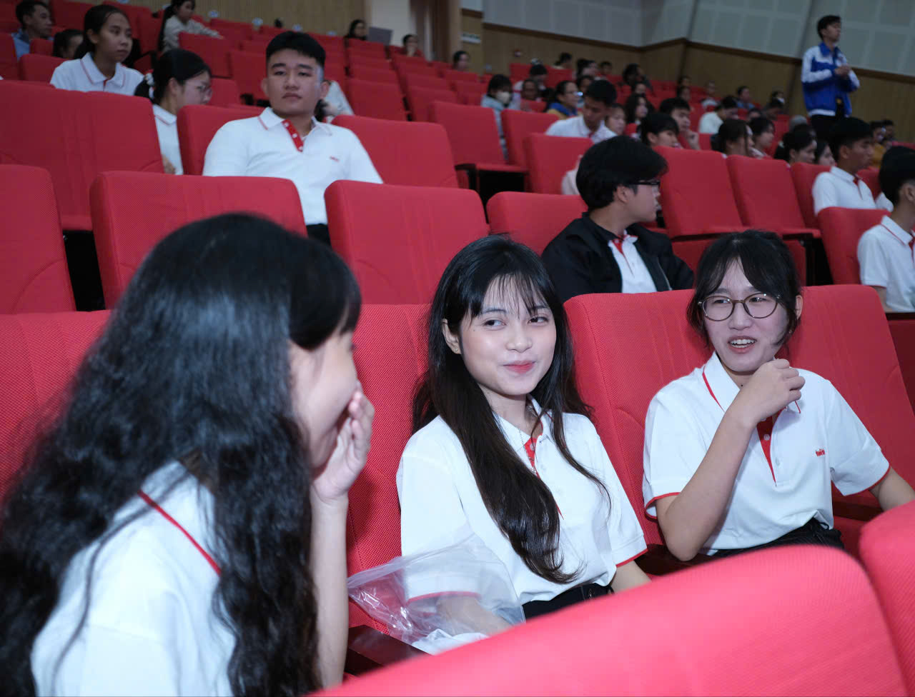 Đà Lạt ngàn hoa chào đón 120 tân sinh viên về nhận học bổng Tiếp sức đến trường - Ảnh 1.