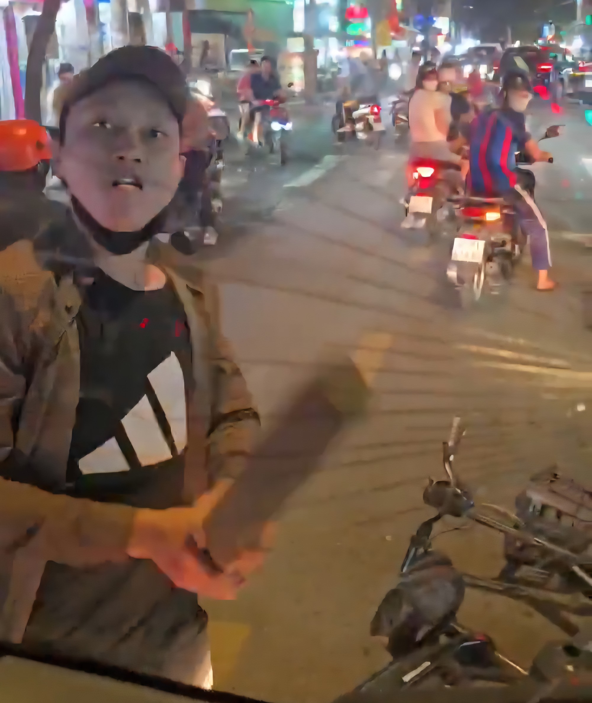 Xác minh clip người đàn ông cầm gậy gỗ đập vỡ kính xe tải ở xã Vĩnh Lộc - Ảnh 2.