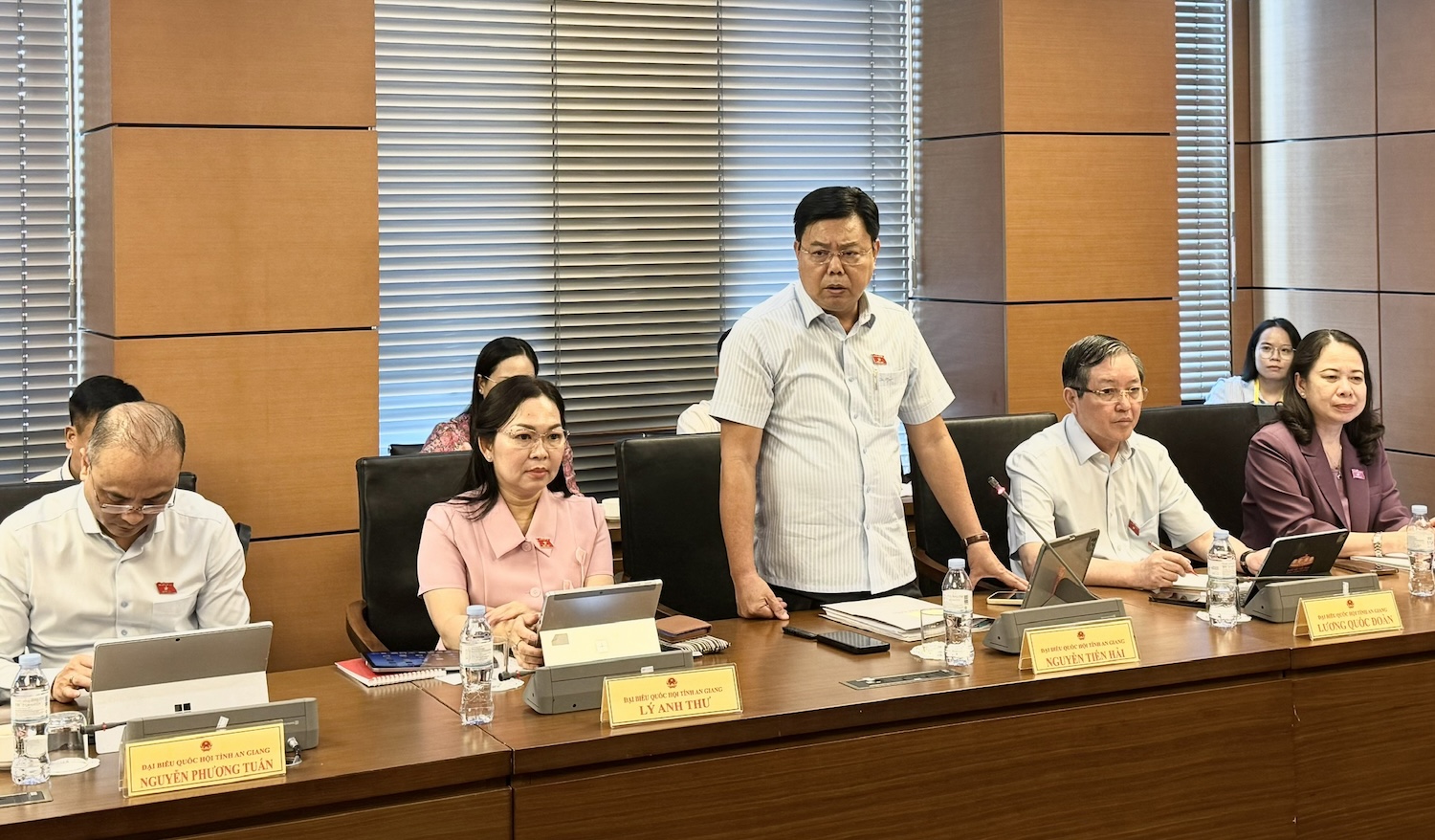 Bộ trưởng Bộ Nội vụ giải đáp việc có tiếp tục sáp nhập xã, phường - Ảnh 1.
