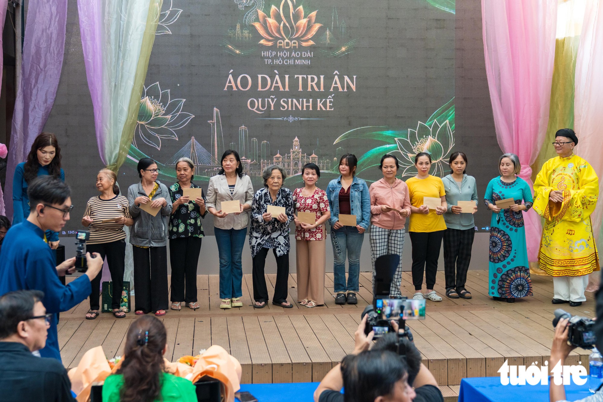 Ngày hội Văn hóa Áo dài TP.HCM: Gìn giữ di sản từ những người đứng sau tà áo - Ảnh 2.
