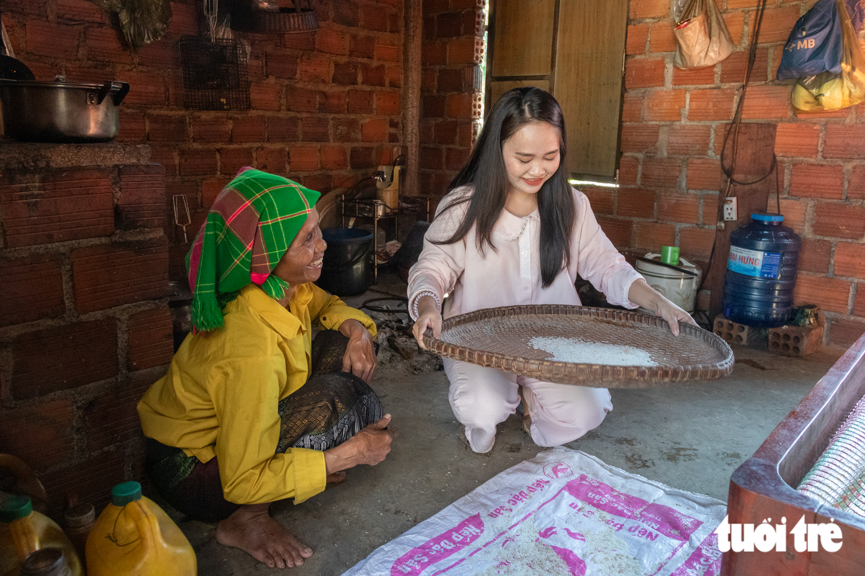 Bản Ta Ri 1 của người Vân Kiều khoác chiếc áo đầy màu sắc, lần đầu đón khách du lịch - Ảnh 4.