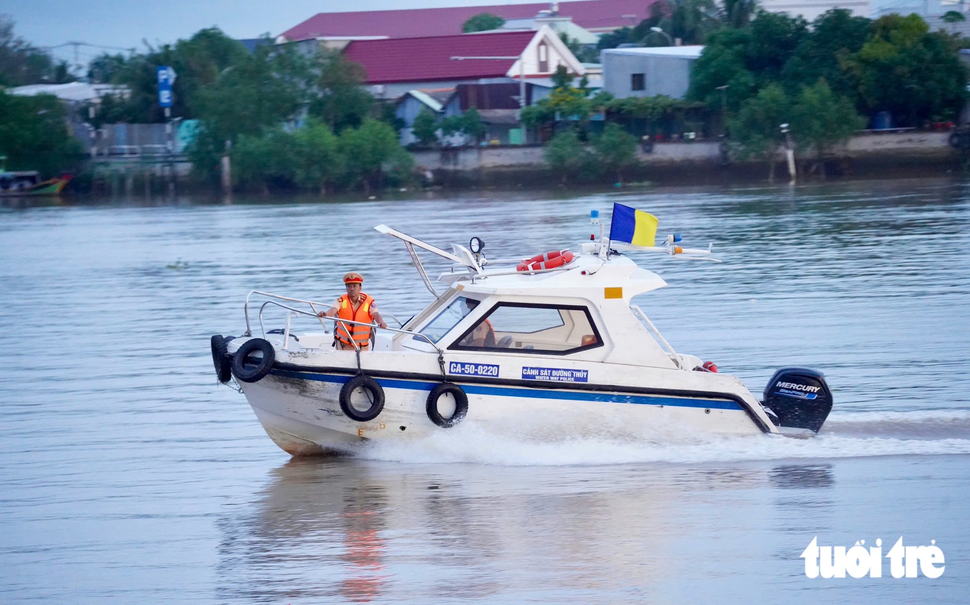 Hơn 18h, đoàn lai vòm thép 3.400 tấn đã dừng nghỉ tại cầu phao ở Cần Giờ an toàn - Ảnh 3.