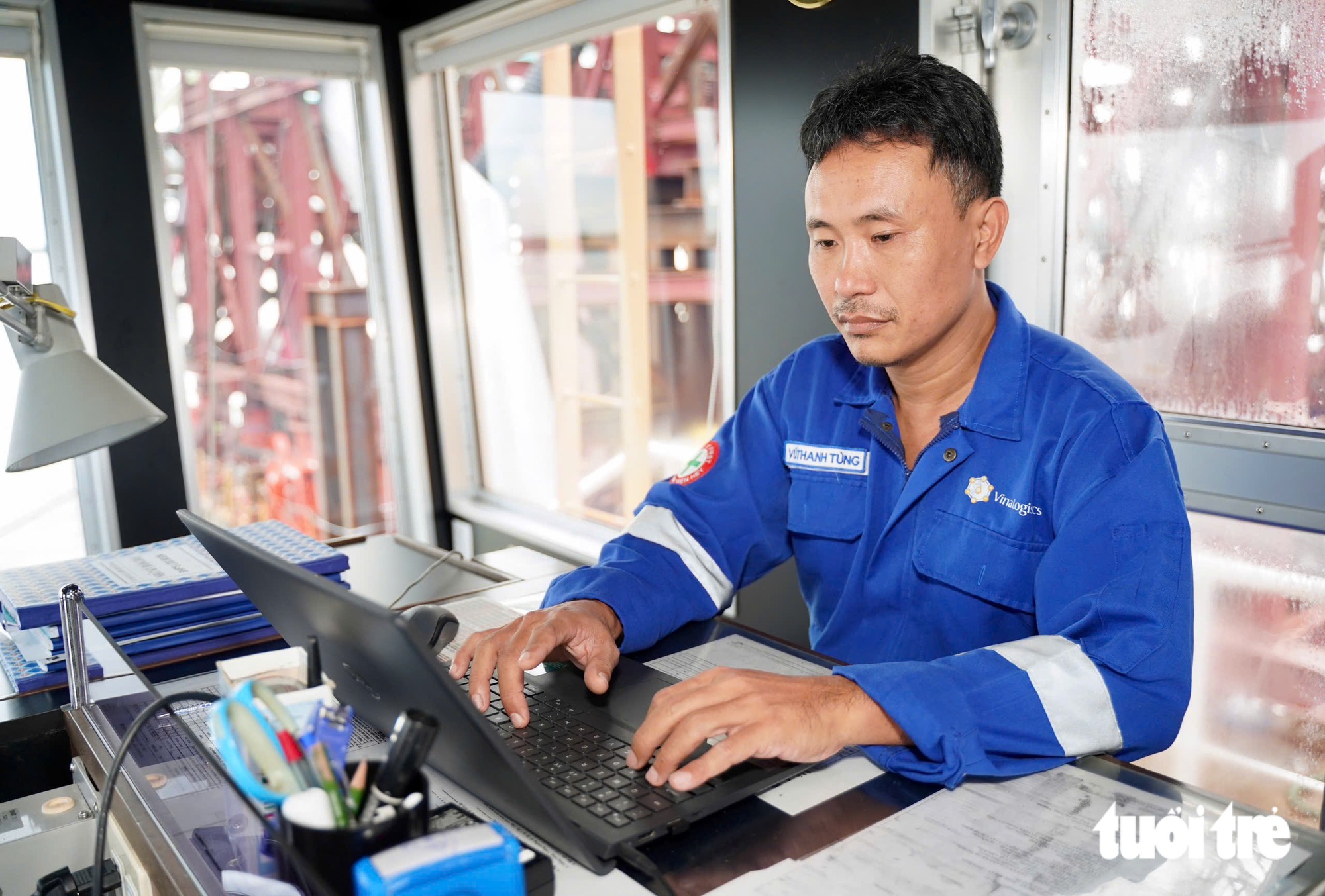 Hơn 18h, đoàn lai vòm thép 3.400 tấn đã dừng nghỉ tại cầu phao ở Cần Giờ an toàn - Ảnh 5.
