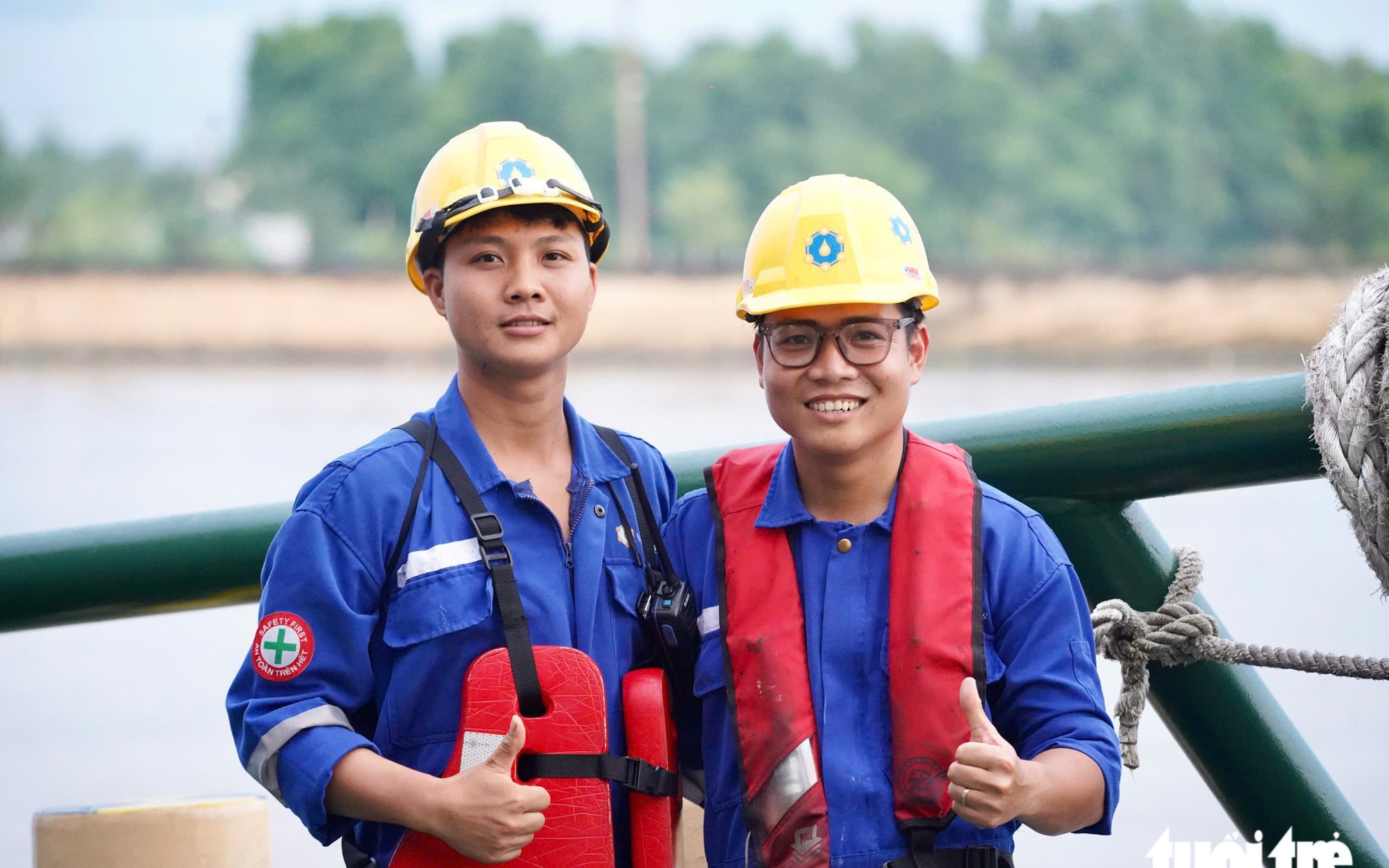 Hơn 18h, đoàn lai dắt vòm thép 3.400 tấn dừng nghỉ tại cầu phao ở Cần Giờ an toàn