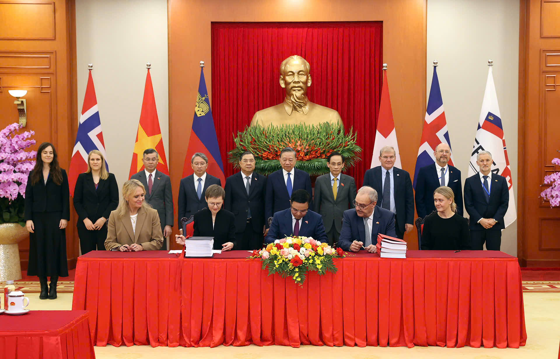 Việt Nam ký FTA cùng lúc với 4 nước châu Âu sau 14 năm đàm phán - Ảnh 1.