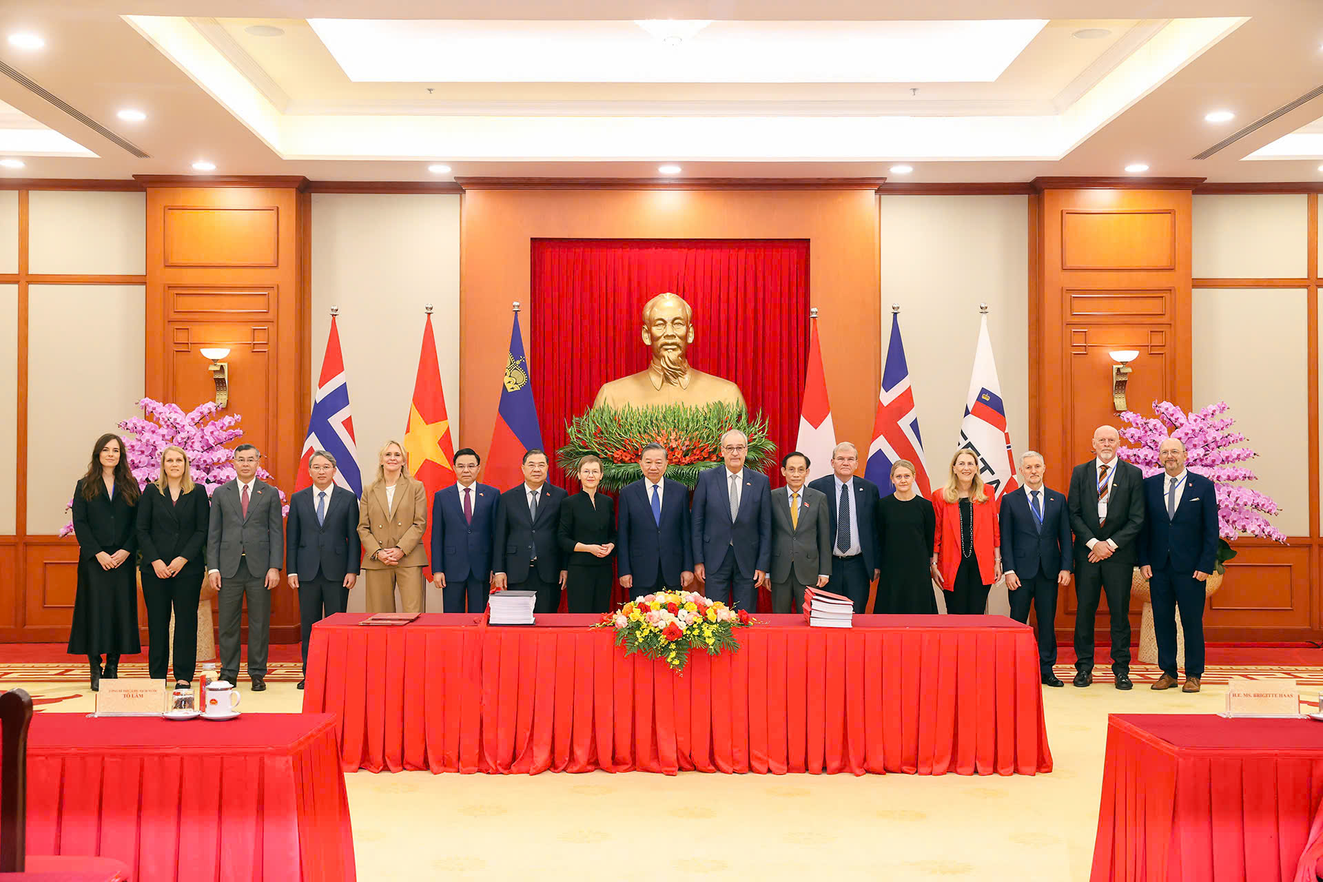 Việt Nam ký FTA cùng lúc với 4 nước châu Âu sau 14 năm đàm phán - Ảnh 2.