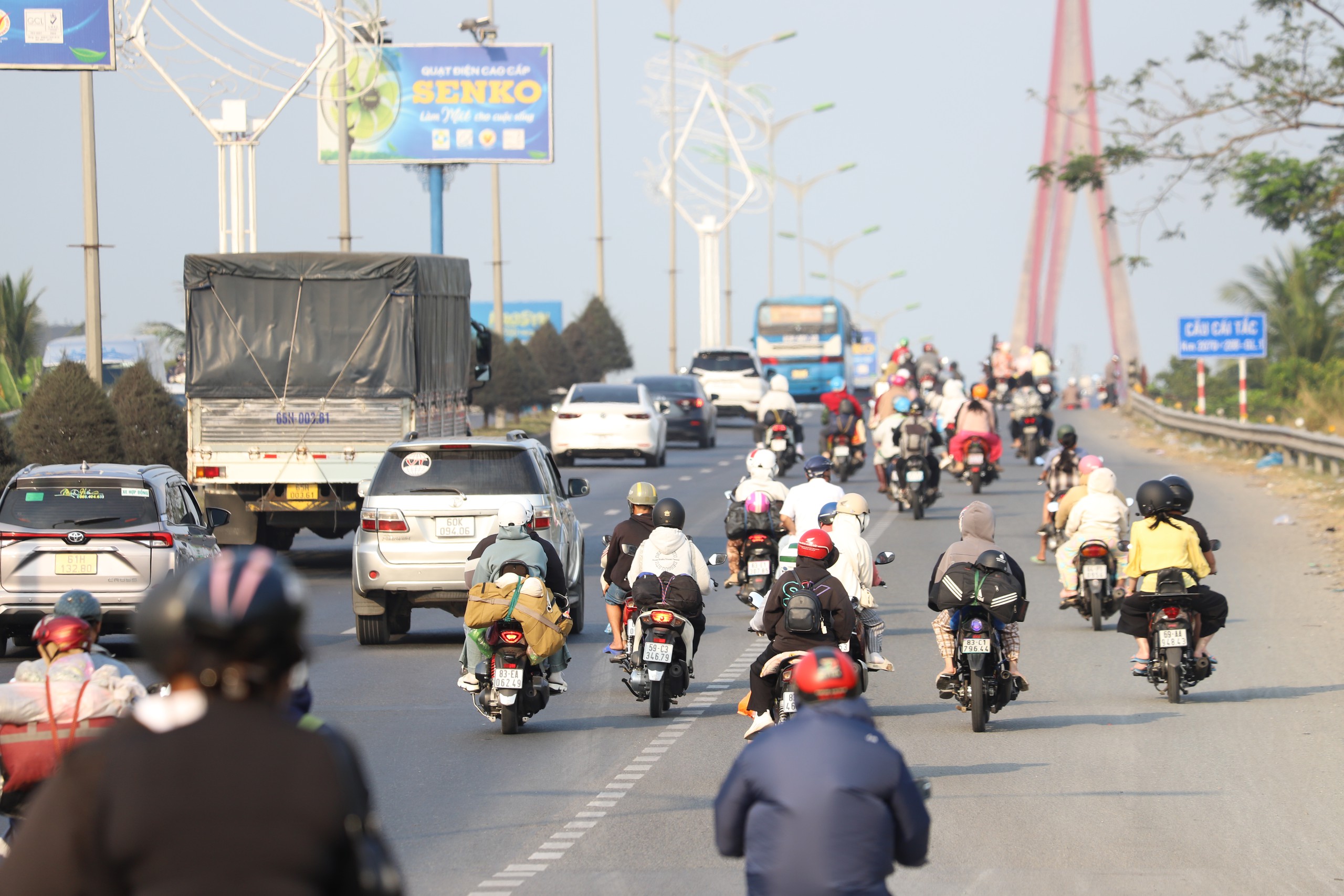 Làm cách gì để kéo lao động ly hương quay về làm việc ở miền Tây?  - Ảnh 1.