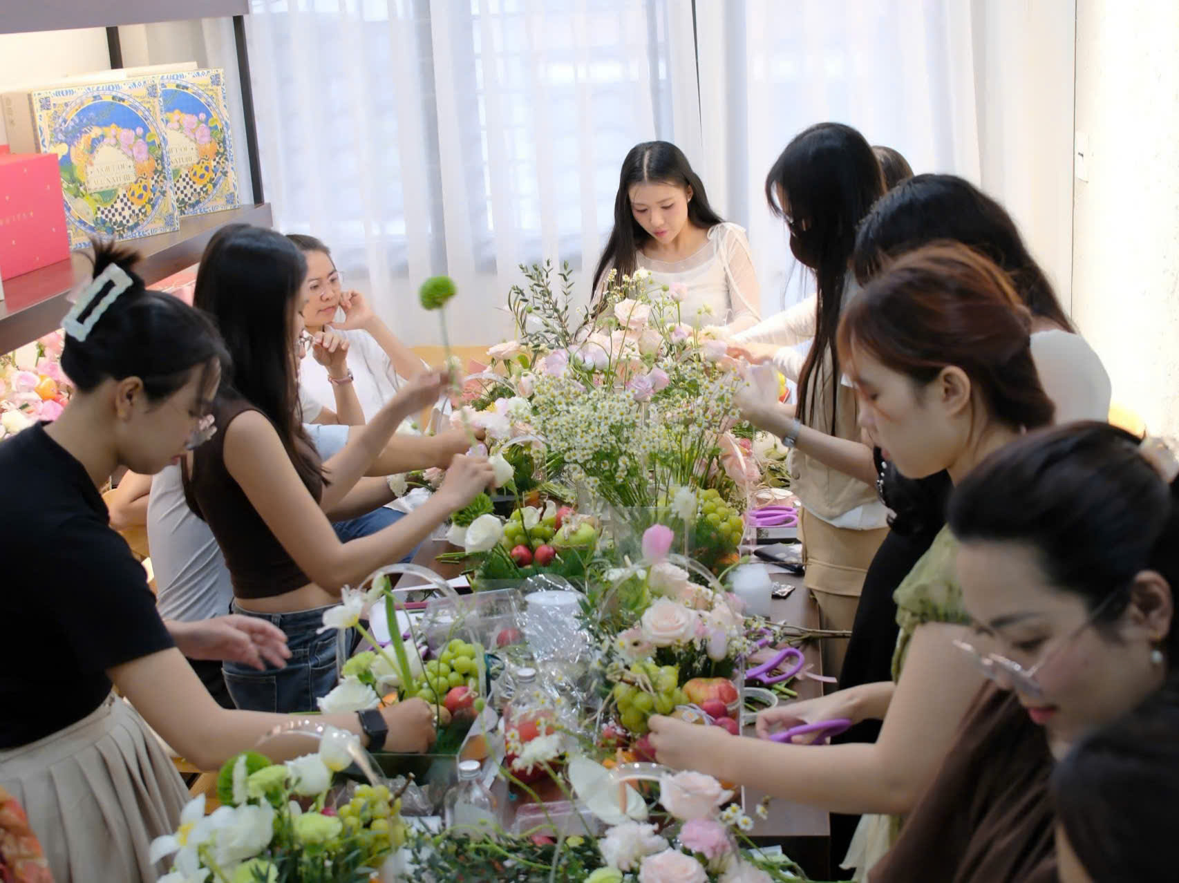Quà 20-10 thiết thực lên ngôi, cửa hàng hoa giảm một nửa lượng nhập - Ảnh 3.