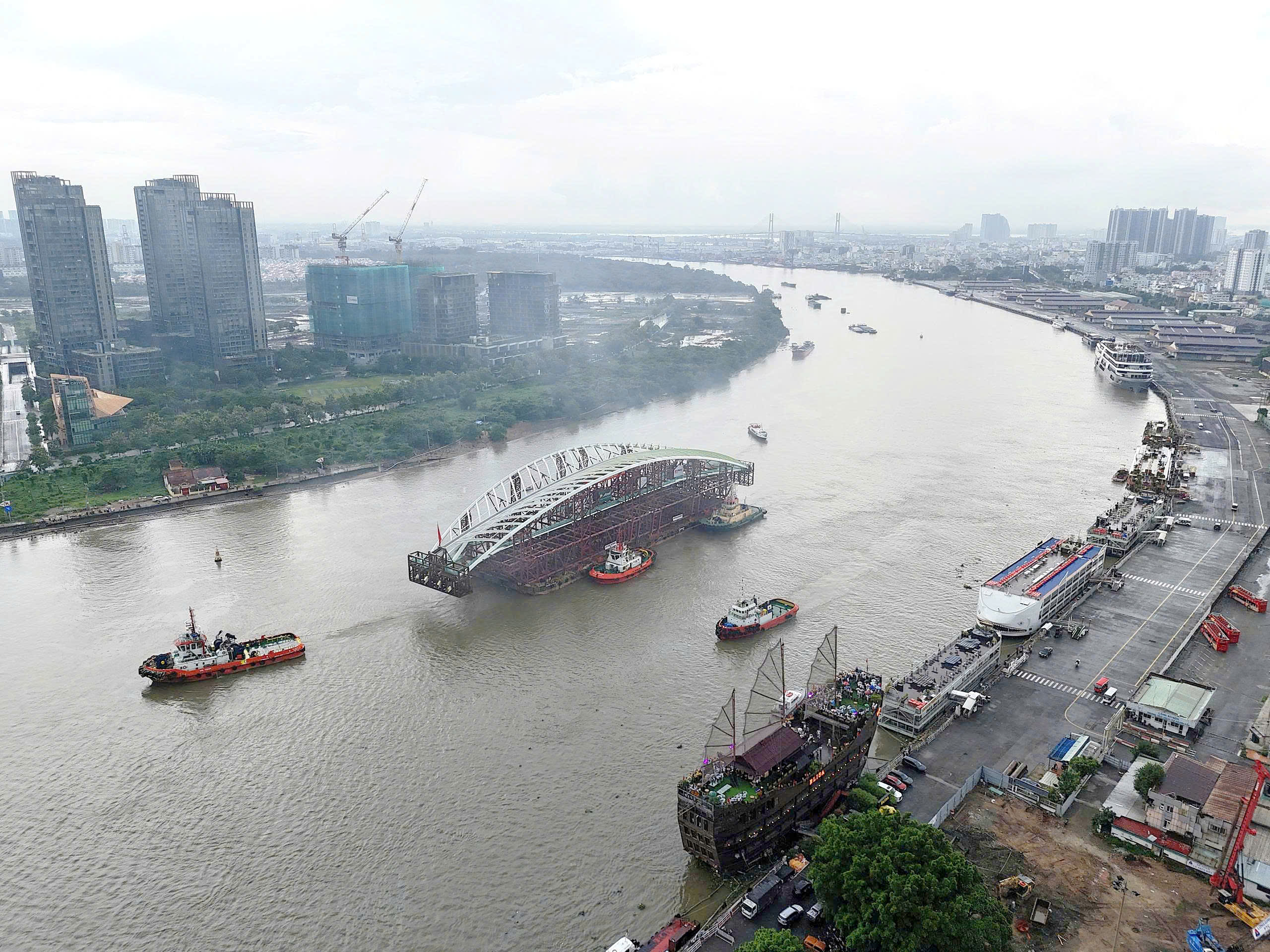 Tập đoàn Đại Dũng: Việc đưa nhịp vòm cầu đi bộ về đích an toàn là một niềm tự hào đặc biệt - Ảnh 1.