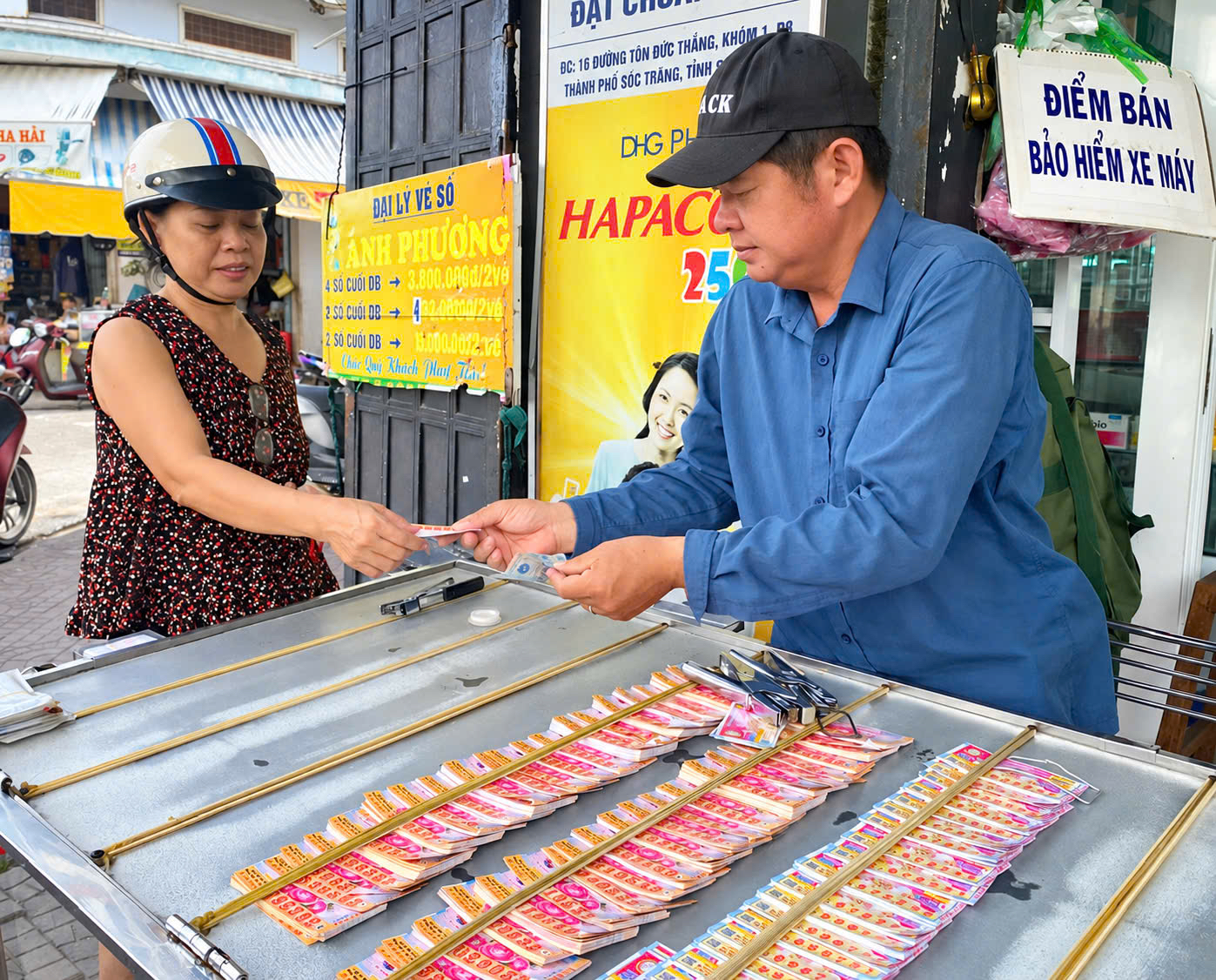 Thay vì cấm bán vé số cho người dưới 18 tuổi thì nên làm ngược lại: Cấm người dưới 18 tuổi bán vé số - Ảnh 1.