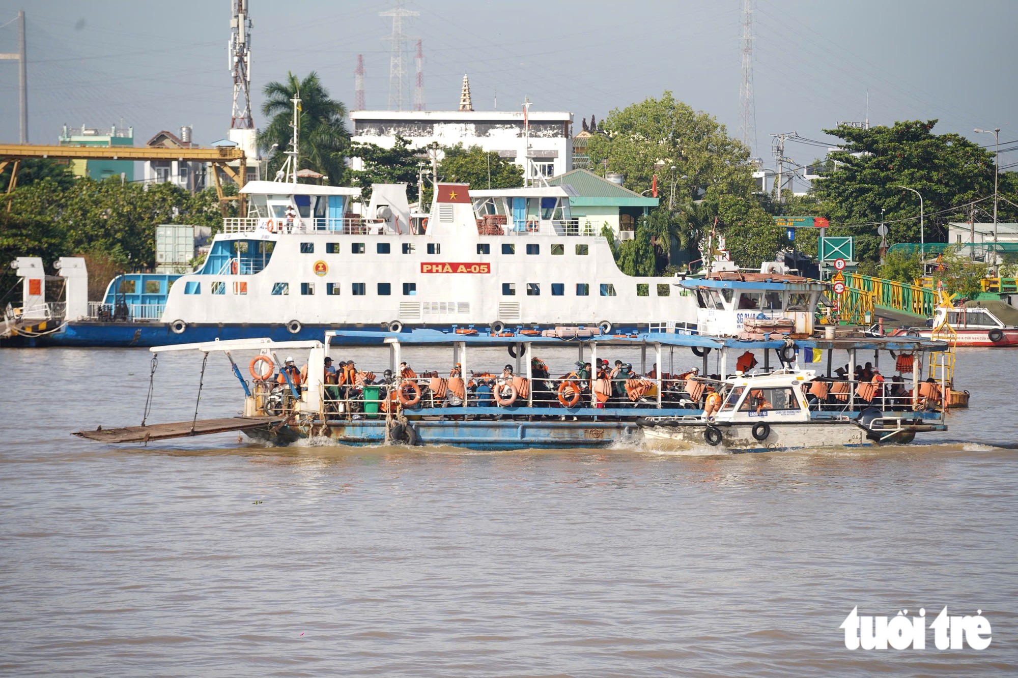 Nhịp cầu đi bộ 3.400 tấn đã qua Bình Khánh, tiến về trung tâm TP.HCM - Ảnh 5.