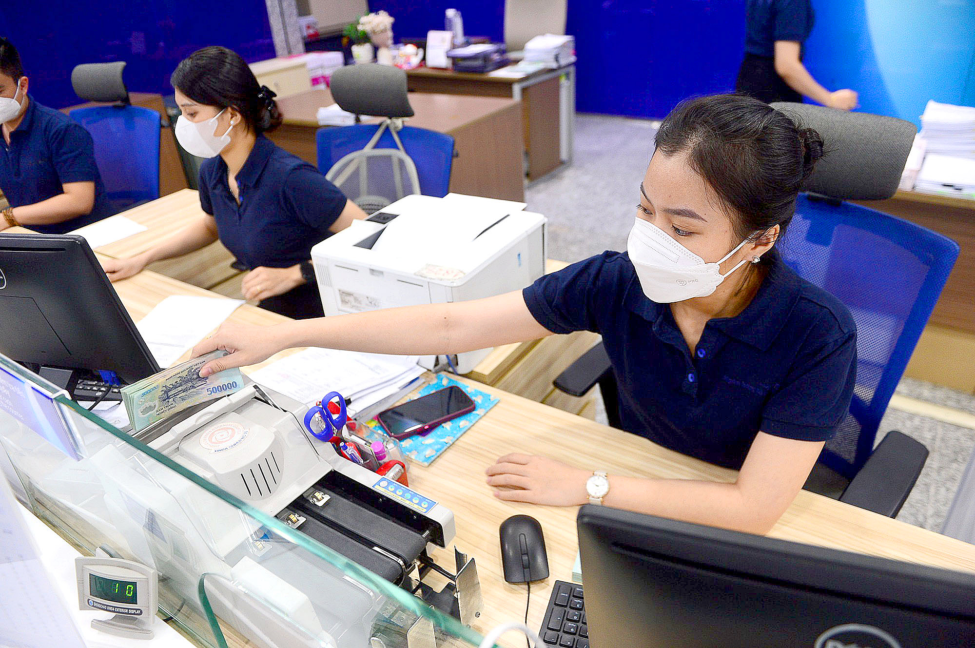 Lãi suất huy động cao, tiền dồn vào ngân hàng - Ảnh 2.