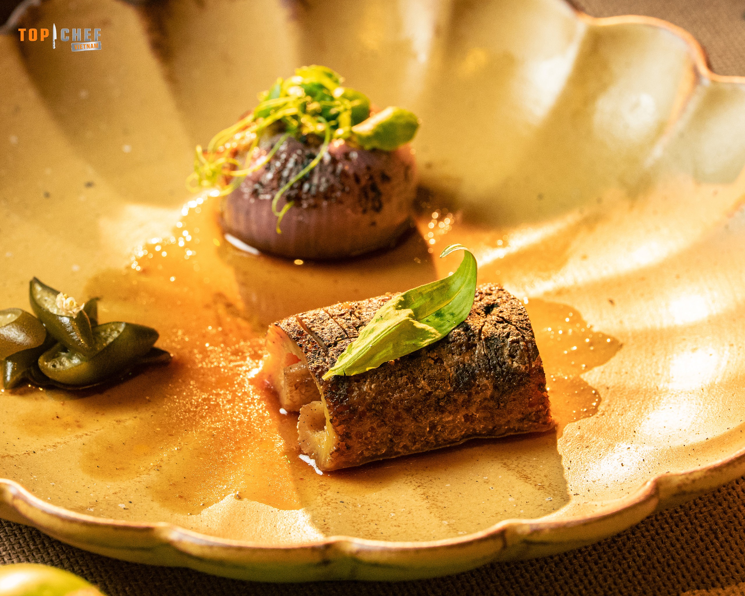 Đầu bếp Khắc Linh chiến thắng Top Chef bằng món ăn từ yến tiệc cung đình Huế - Ảnh 1.