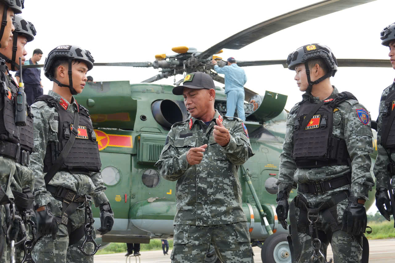 Trực thăng Sư đoàn 372 chở cảnh sát đặc nhiệm chống khủng bố - Ảnh 7.