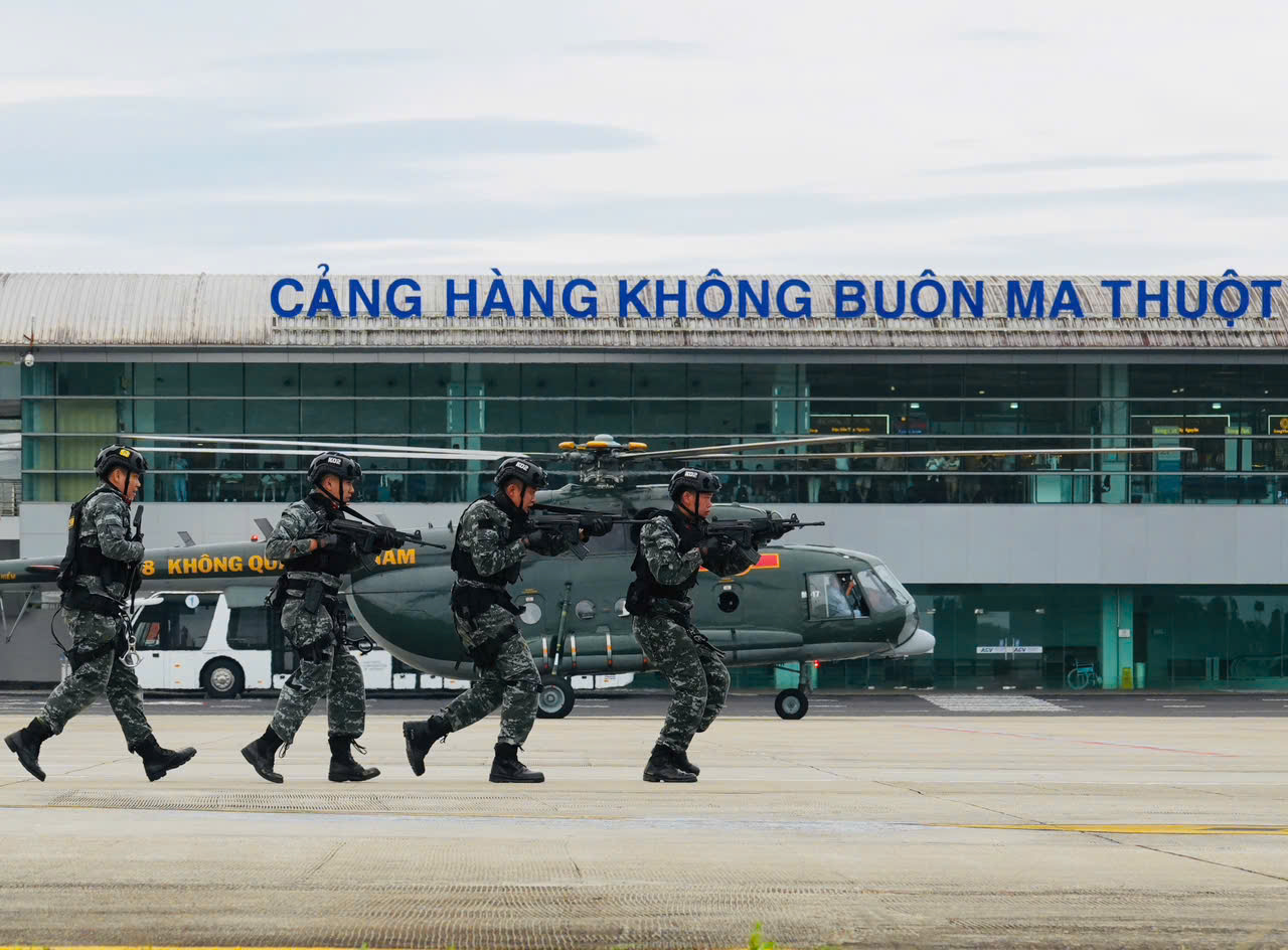 Trực thăng Sư đoàn 372 chở cảnh sát đặc nhiệm chống khủng bố - Ảnh 1.