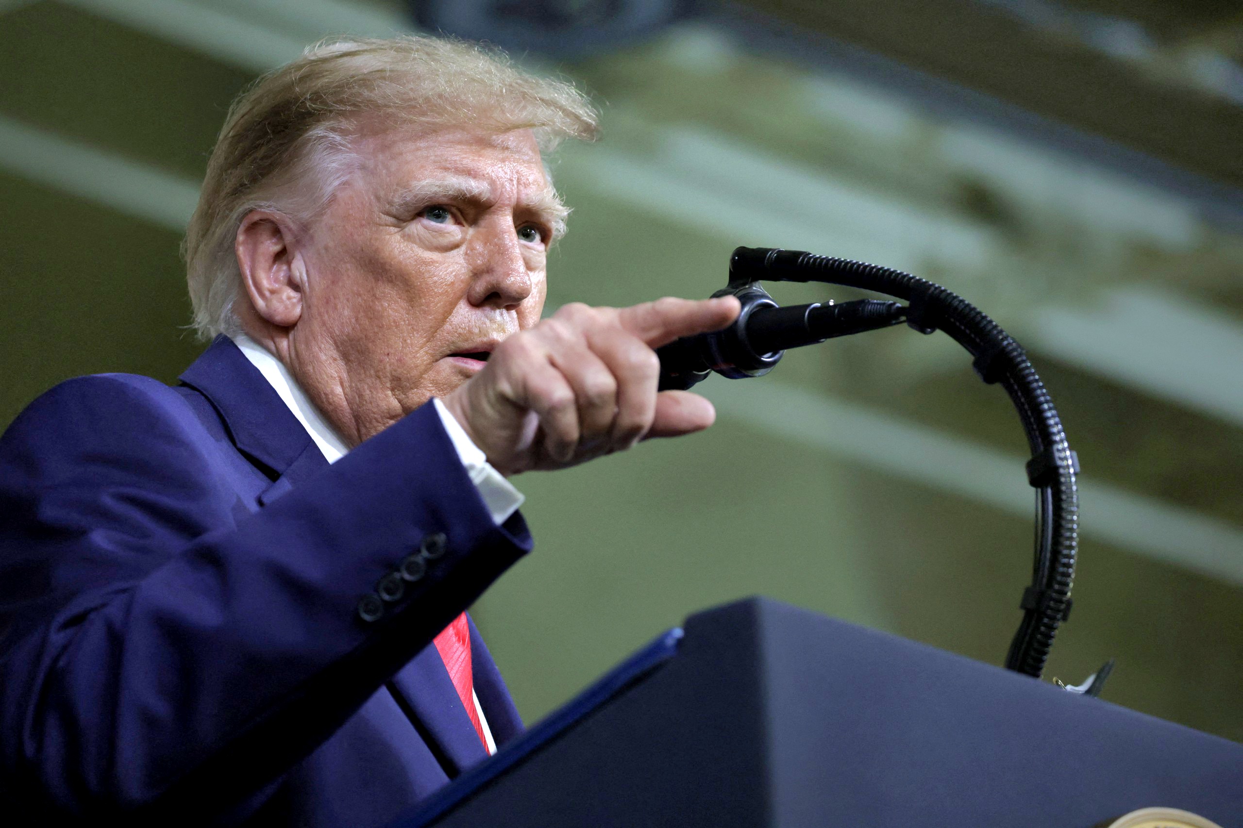 Ông Trump dọa đánh Iran 'rất mạnh' nếu dính líu vụ Flydubai - Ảnh 1.