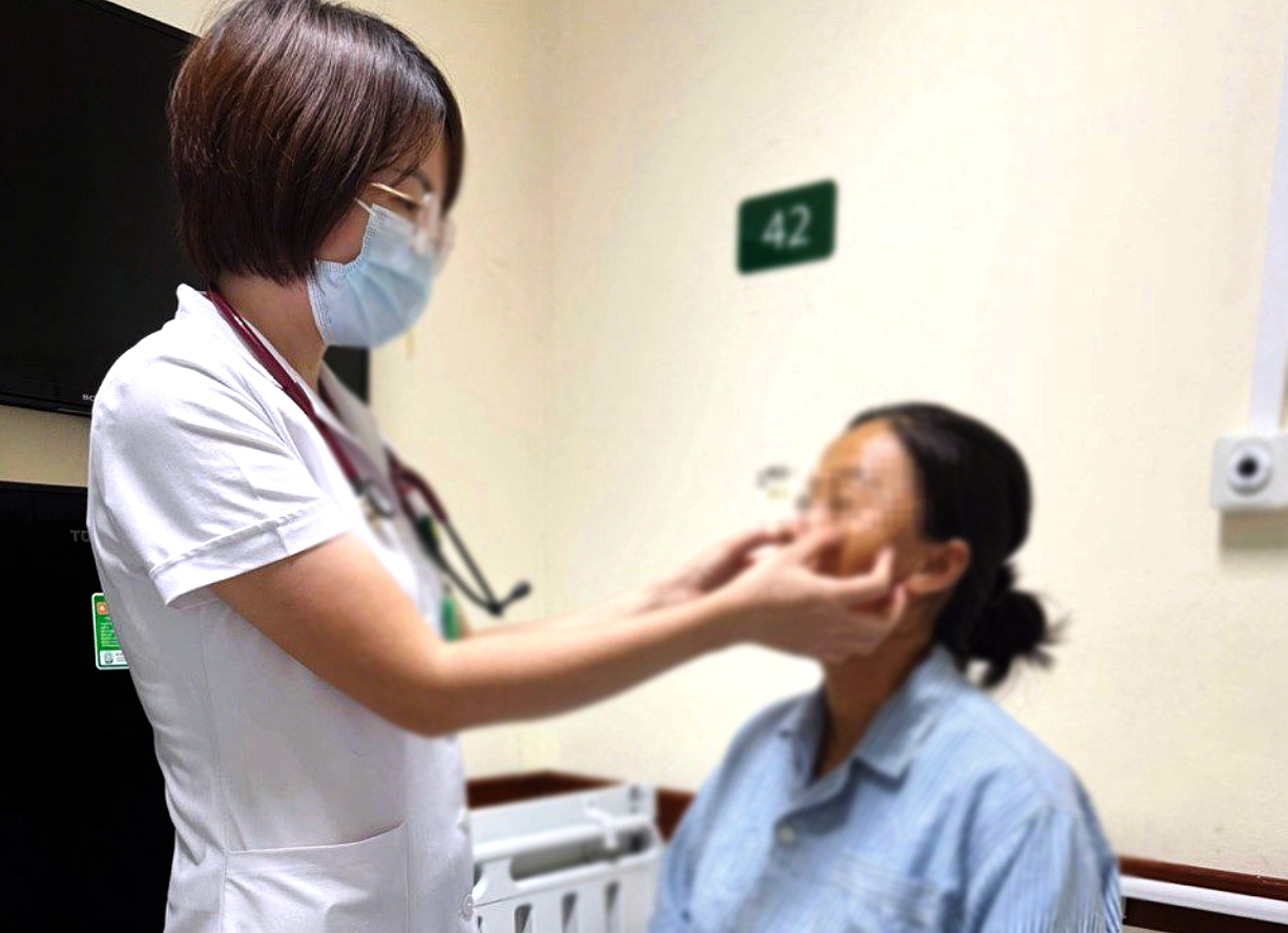 Mẹ nhiễm viêm gan B, 90% trẻ sơ sinh có thể thành bệnh nhân mạn tính - Ảnh 2.