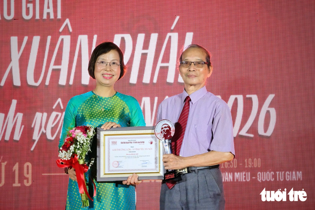 Nhà thơ Bằng Việt nhận Giải thưởng Bùi Xuân Phái - Vì tình yêu Hà Nội: - Ảnh 1.