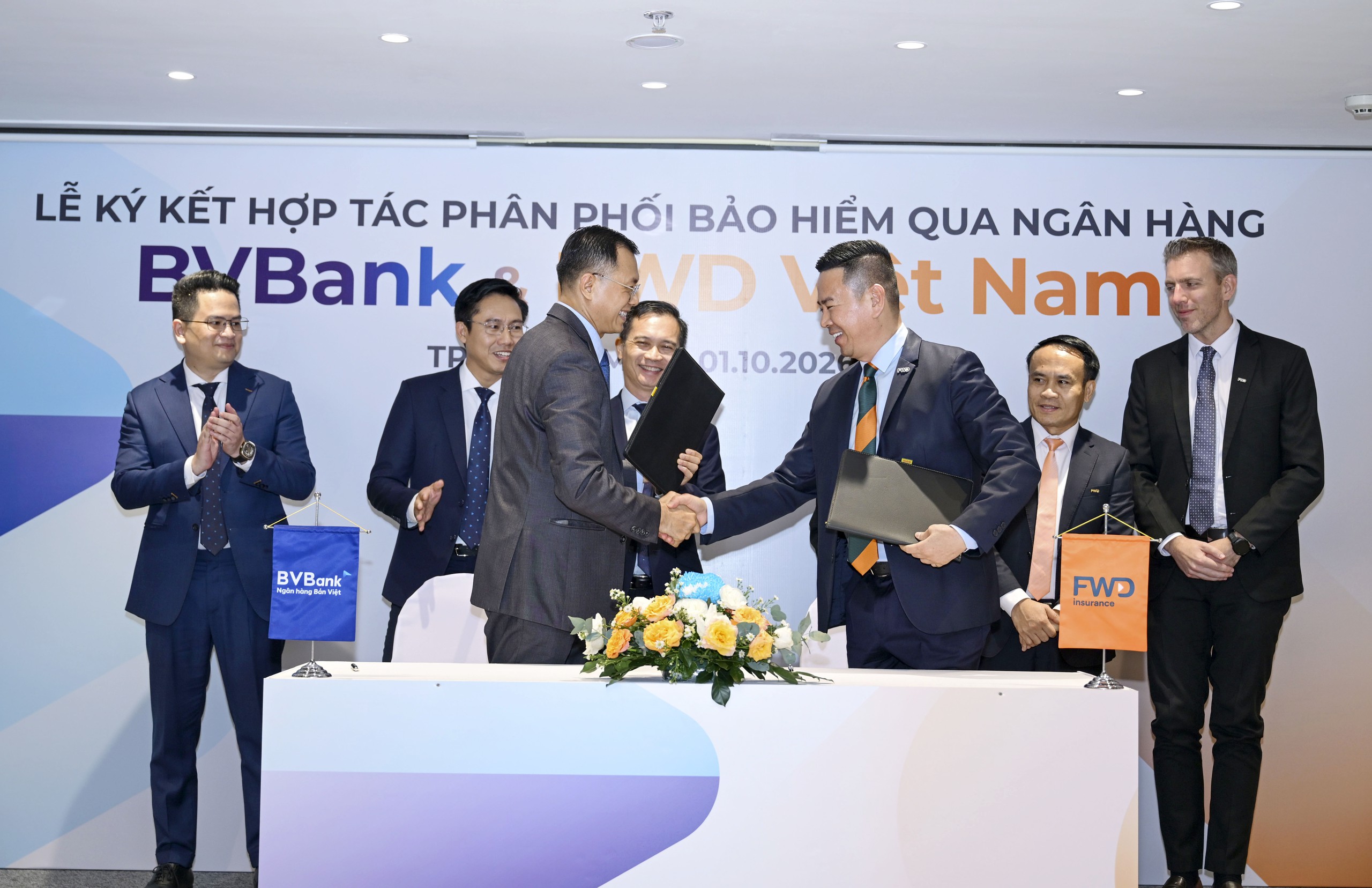 FWD Việt Nam hợp tác BVBank phân phối bảo hiểm qua ngân hàng - Ảnh 1.