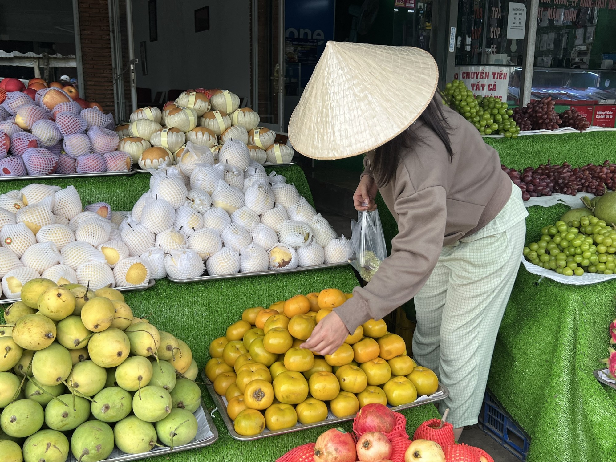 Giá cả đầu ngày: Cua biển xuống giá, người TP.HCM tranh thủ mua tận vựa, Hồng Đà Lạt về miền Tây giá từ 40.0000 đồng/kg - Ảnh 2.
