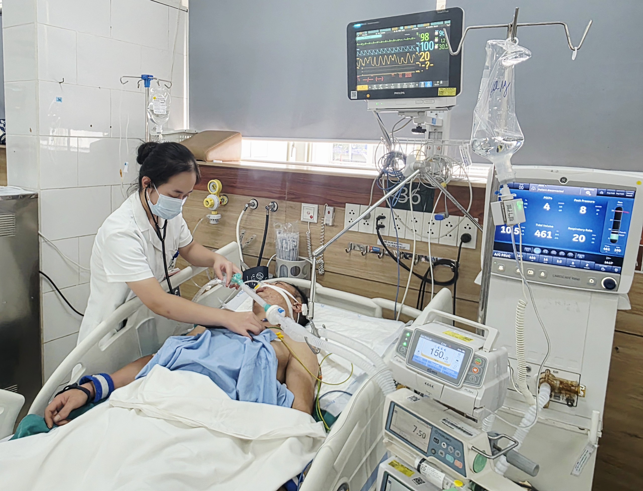 Vụ rò rỉ khí clo ở Hà Nội: 7 người vào Bạch Mai, có ca phải chạy ECMO - Ảnh 3.