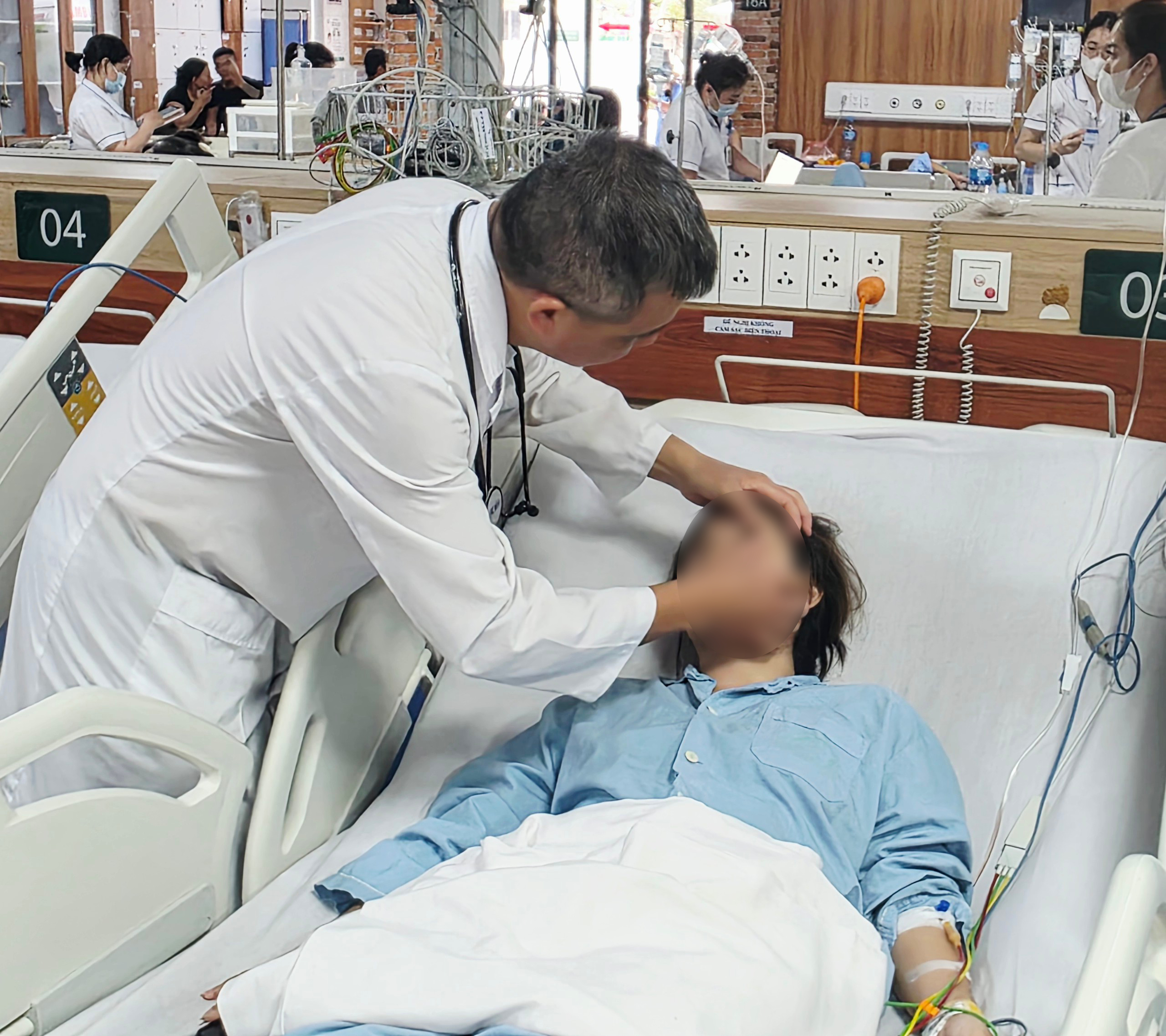 Vụ rò rỉ khí clo ở Hà Nội: 7 người vào Bạch Mai, có ca phải chạy ECMO - Ảnh 2.
