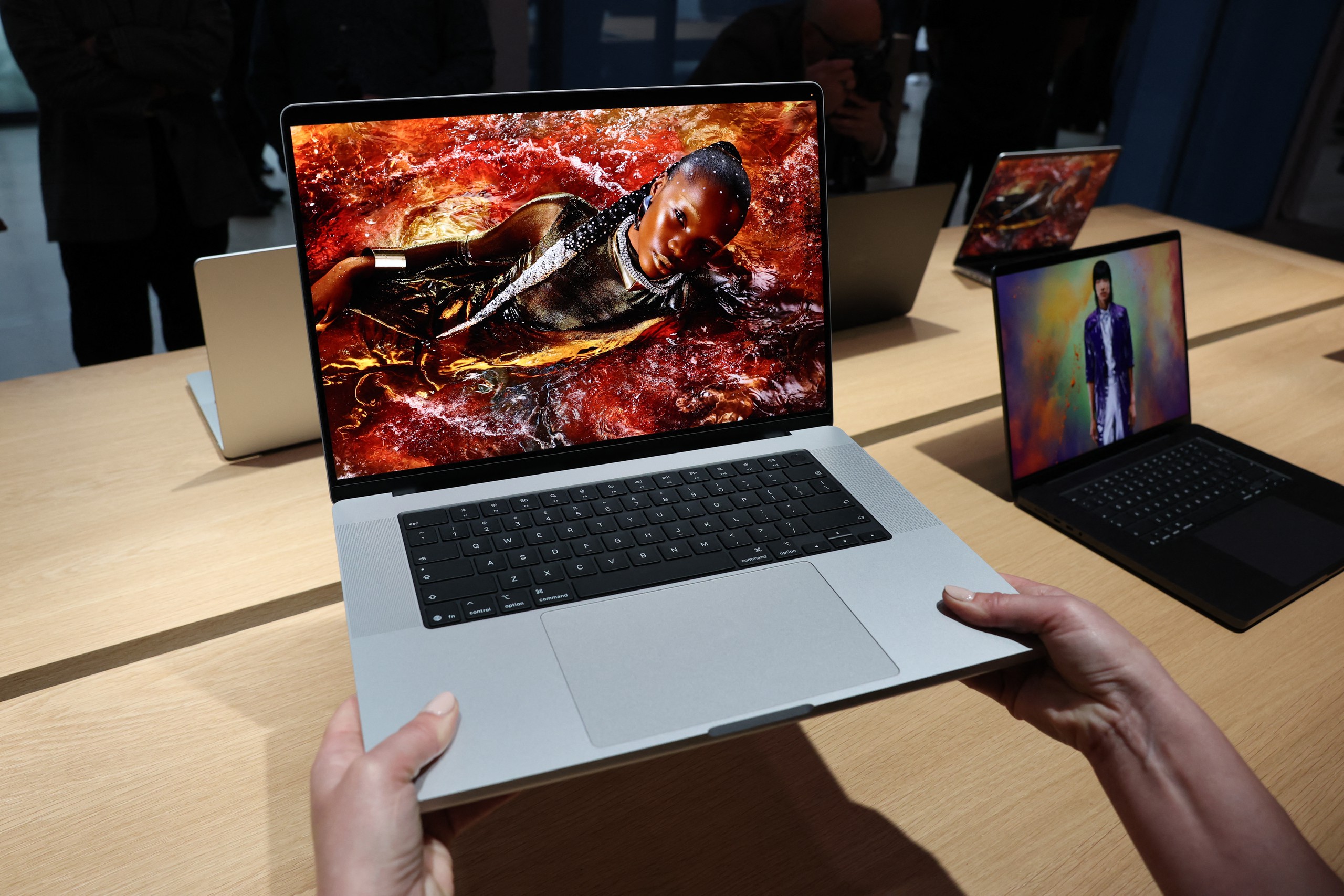 Apple sắp ra mắt MacBook Pro màn hình OLED cảm ứng, iPad mini chống nước? - Ảnh 1.