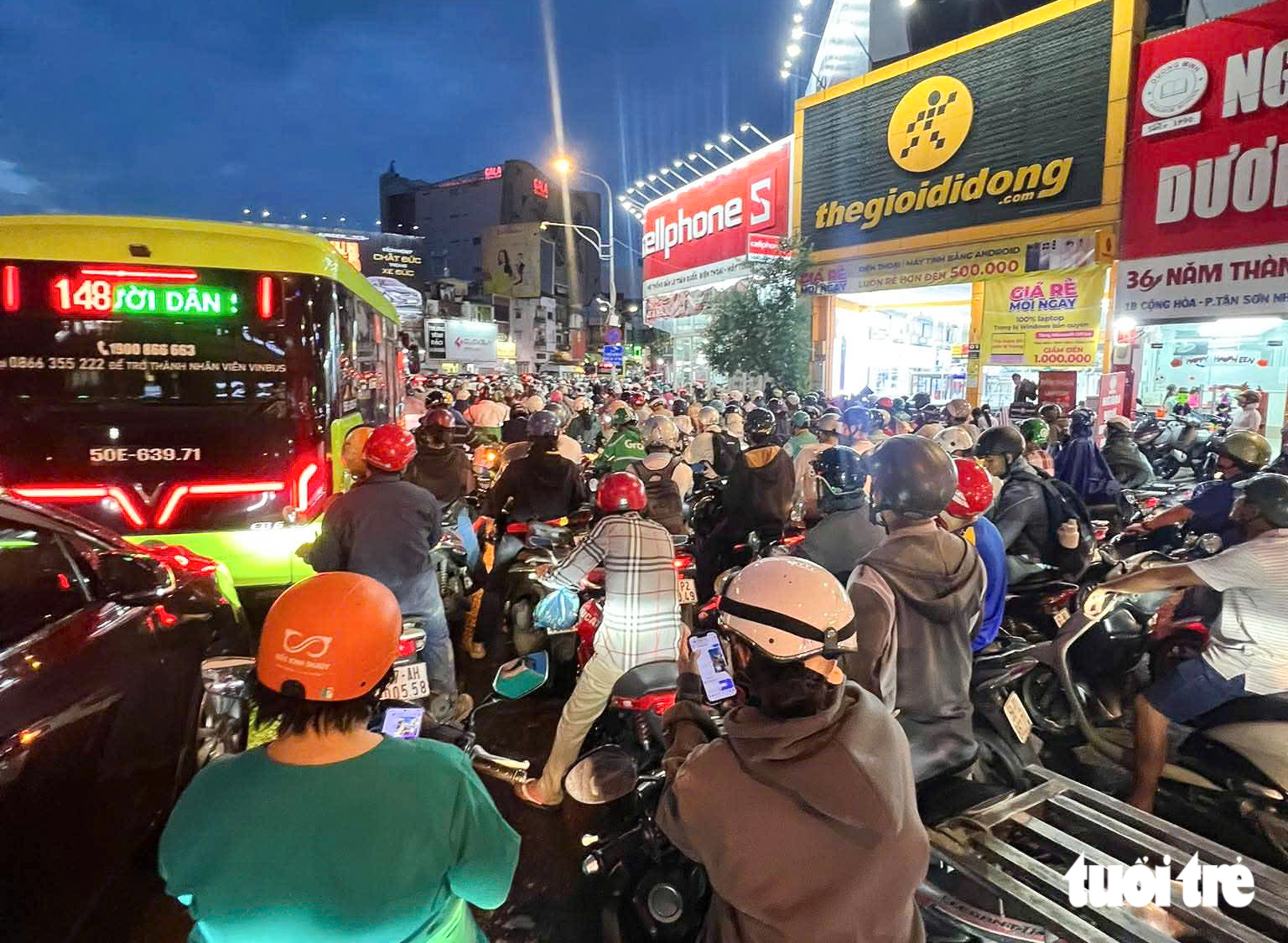 Khu Bảy Hiền đến Hoàng Văn Thụ kẹt xe không lối thoát từ đường vào hẻm - Ảnh 7.