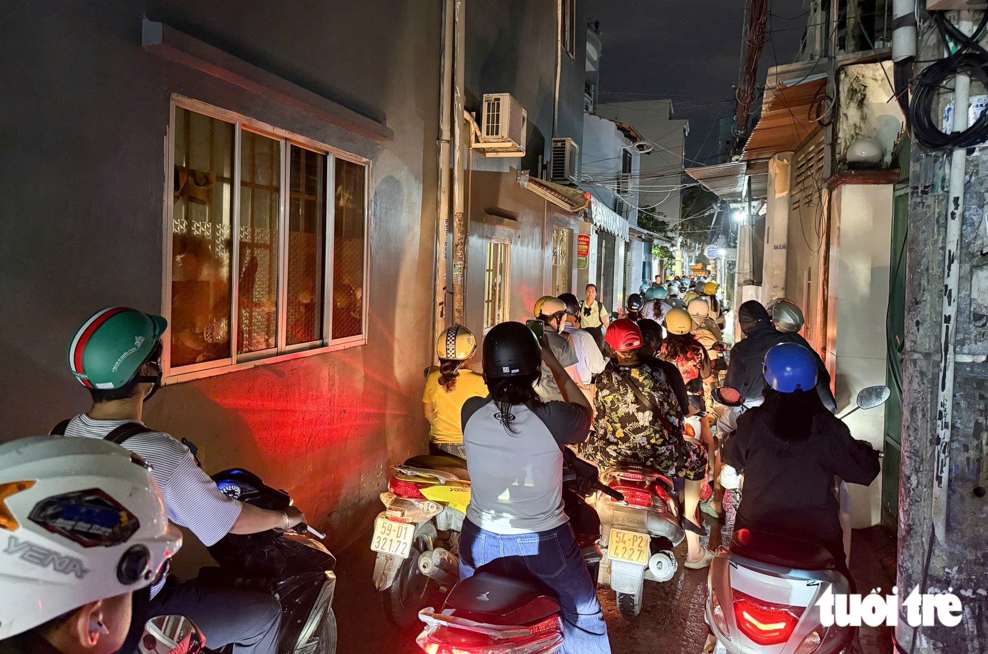 Khu Bảy Hiền đến Hoàng Văn Thụ kẹt xe không lối thoát từ đường vào hẻm - Ảnh 8.