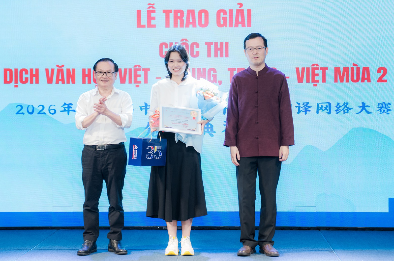 Nhờ đọc 'Tôi thấy hoa vàng trên cỏ xanh', tôi thích dịch sách văn học - Ảnh 1.