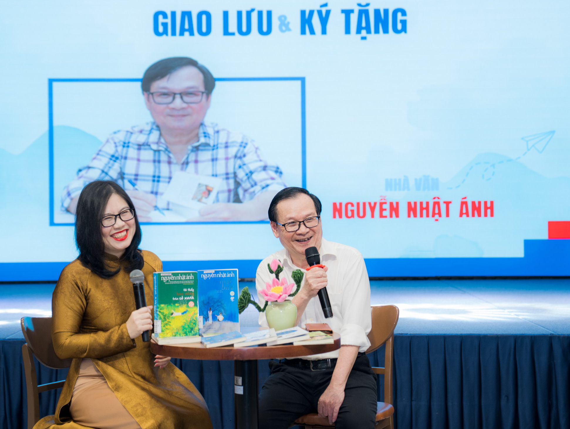 Nhờ đọc 'Tôi thấy hoa vàng trên cỏ xanh', tôi thích dịch sách văn học - Ảnh 2.
