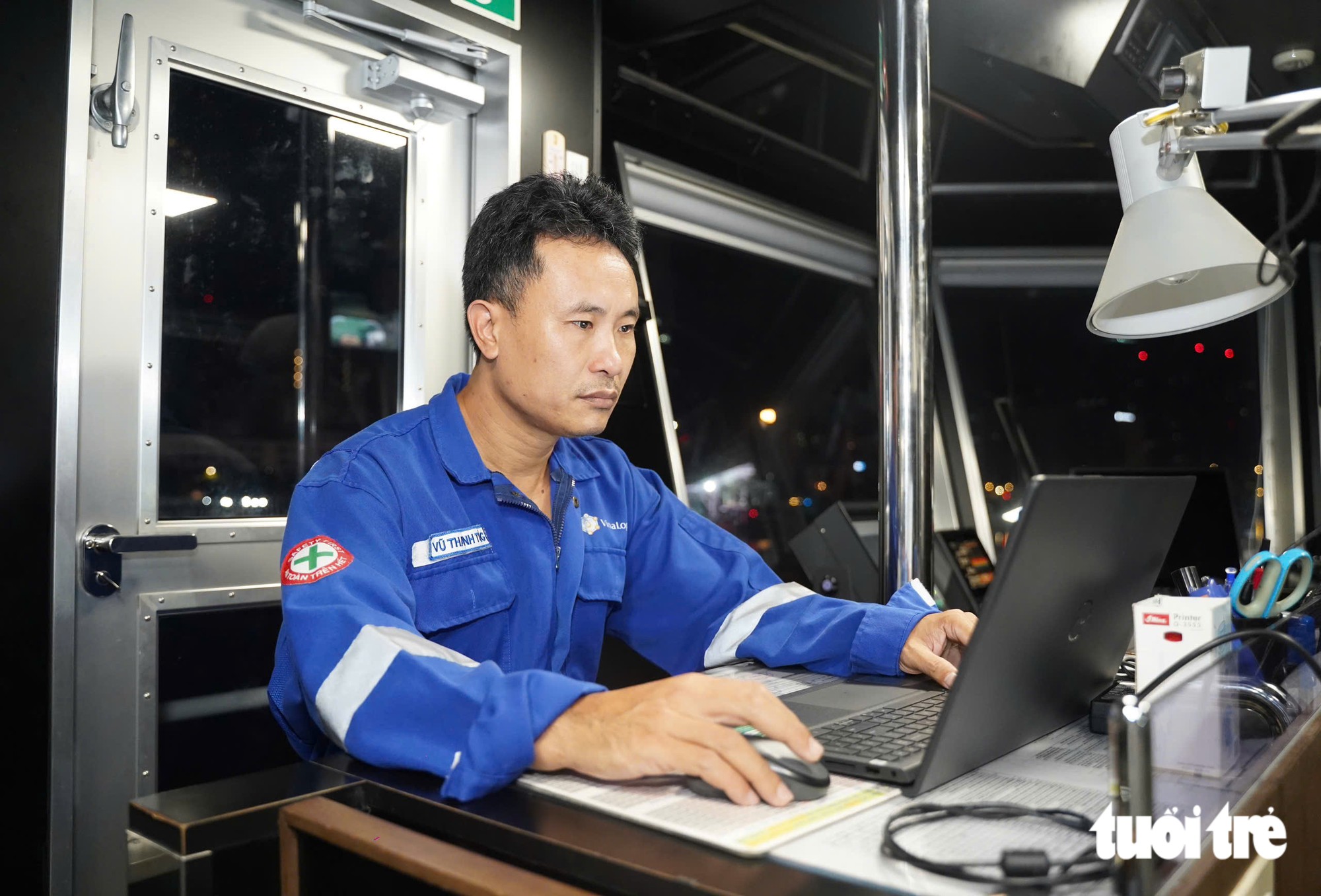 Trắng đêm chuẩn bị, sẵn sàng hợp long cầu đi bộ nghìn tỉ qua sông Sài Gòn - Ảnh 1.