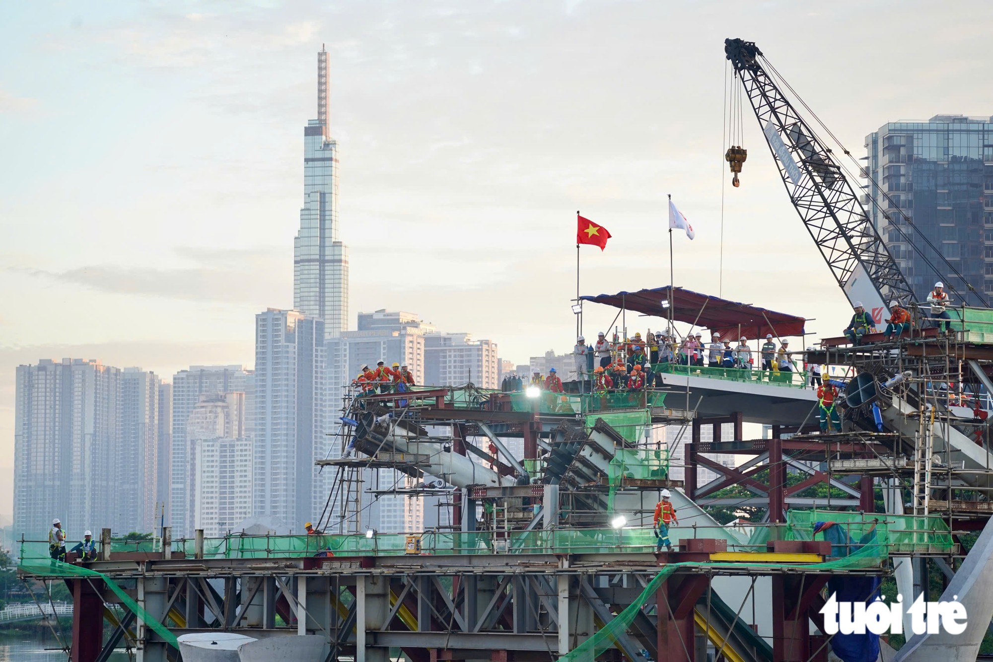 Sáng 21-10: Đã sẵn sàng hợp long cầu đi bộ qua sông Sài Gòn - Ảnh 13.